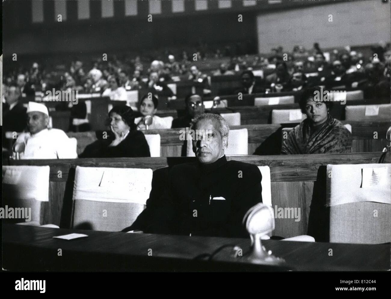 Il 12 Dic. 2011 - Nehru apre giuristi internazionali conferenza.: sig. Krishna Menon, ascoltando il sig. Nehru rivolgendosi alla sessione inaugurale del Congresso Internazionale dei Giuristi che vengono incontro a New Delhi questa settimana. Foto Stock