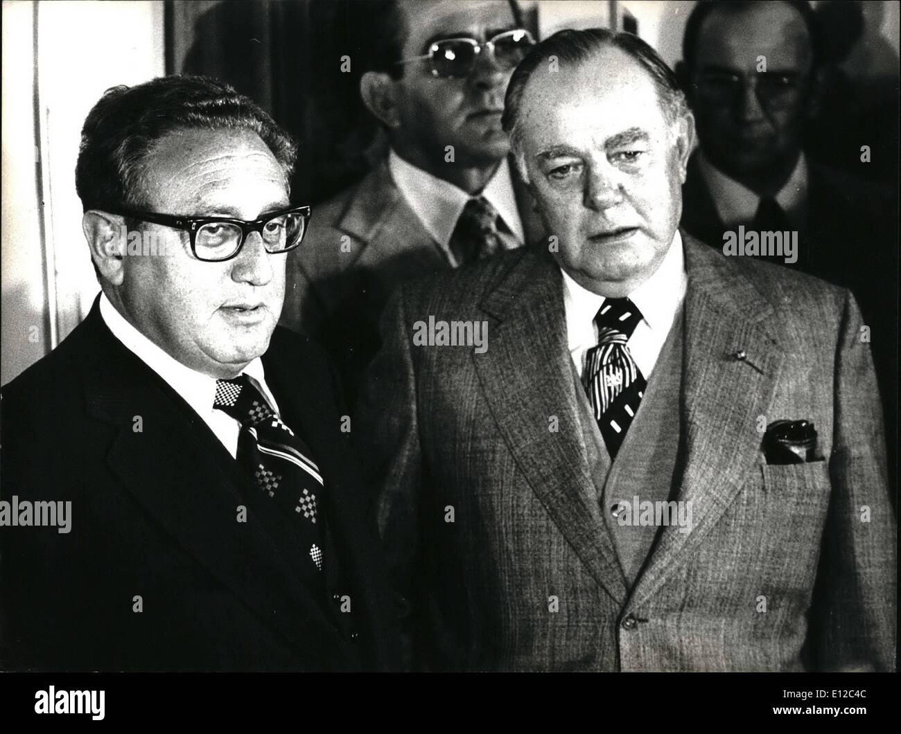 12 dicembre 2011 - si è parlato di problemi razziali sudafricani: La foto mostra il signor Henry Kissinger e il signor Dalhasar VORter alla conferenza di Zurigo, Kissinher a sinistra, Vorster a destra. Foto Stock