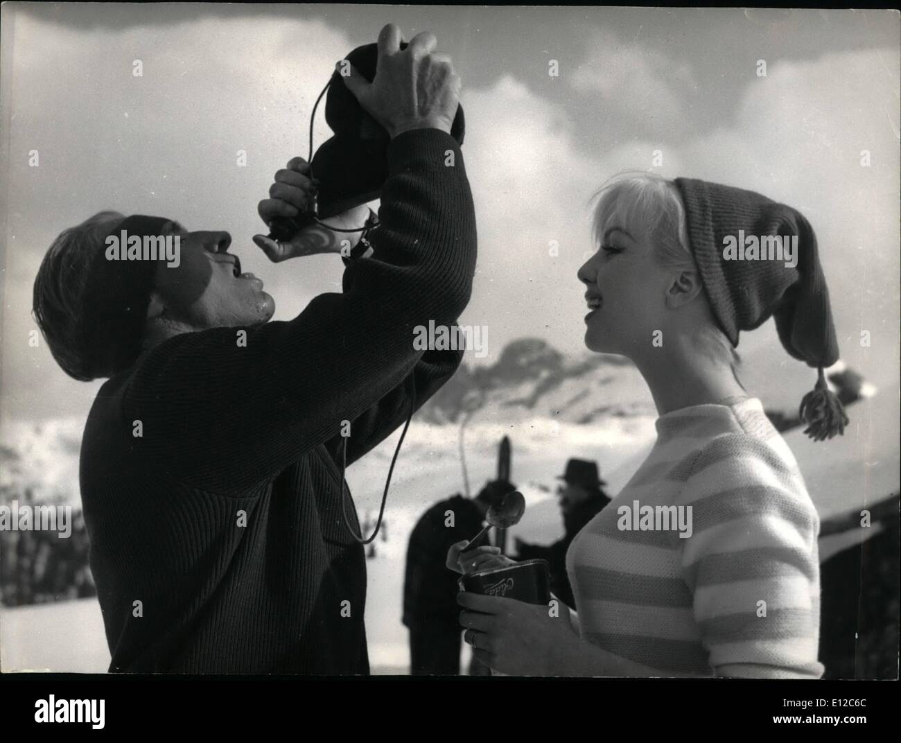 Il 12 Dic. 2011 - lei noi non così debole dopo tutti. Stella francese , Mylene Demongeot che ha recitato ultimamente in ''Faibles Femmes'' ''le donne deboli '' è un molto buon sciatore. Lei sta godendo ora alcune vacanze invernali a Courchevel , una delle più famose località francese di sport invernali delle Alpi . OPS Picnic in aria aperta con il campione di sci Emile Allais. Foto Stock