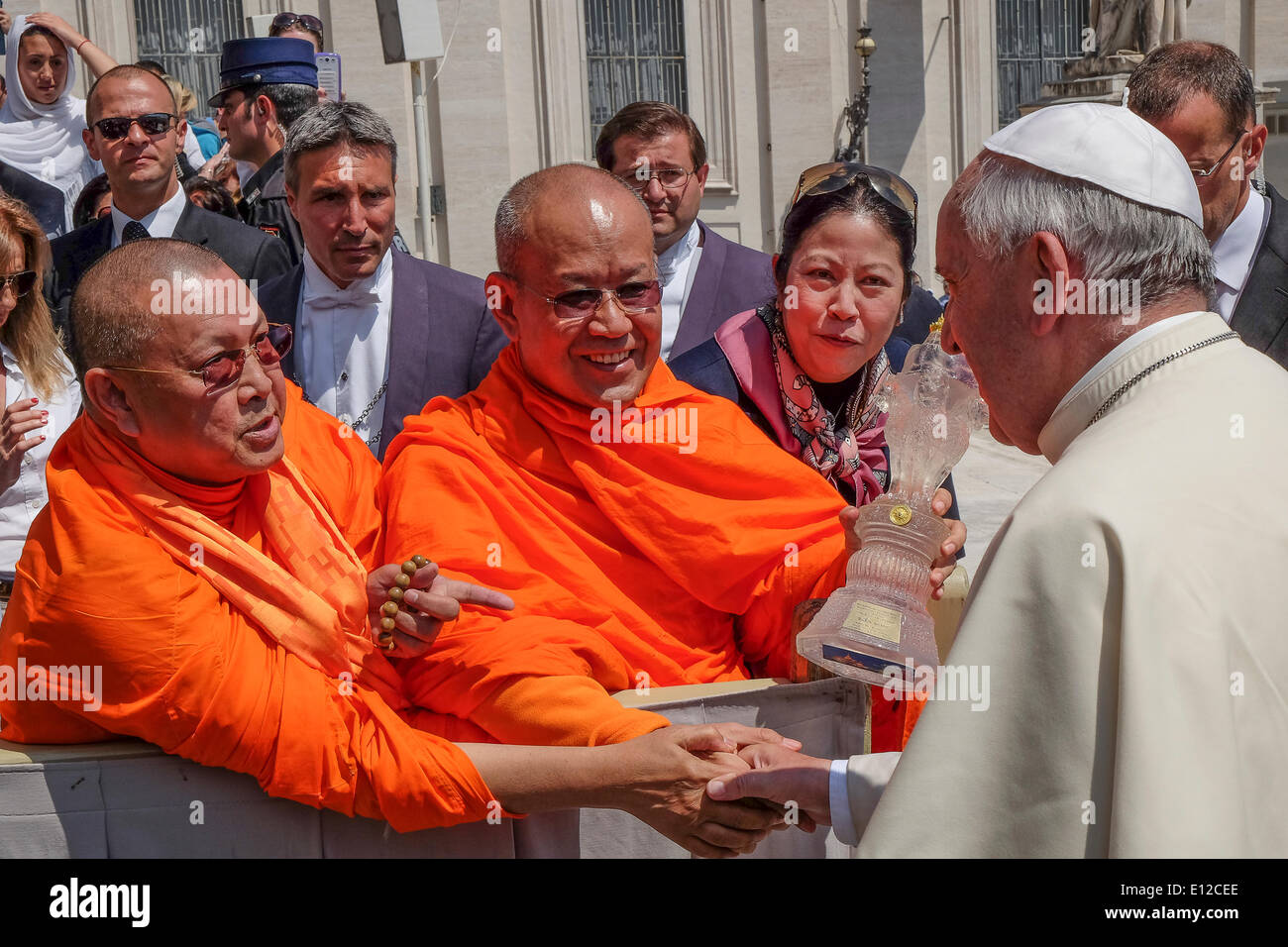 Città del Vaticano. 21 Maggio, 2014. Vaticano Piazza San Pietro una Delegazione della Sangha Consiglio Supremo, "l'organismo rappresentativo dei più importanti il Buddismo Theravada in Tahilandia, guidati dal venerabile Phra Phomasithi, Francesco incontro del Papa durante l udienza generale del 21 maggio 2014 Credit: Davvero Facile Star/Alamy Live News Foto Stock