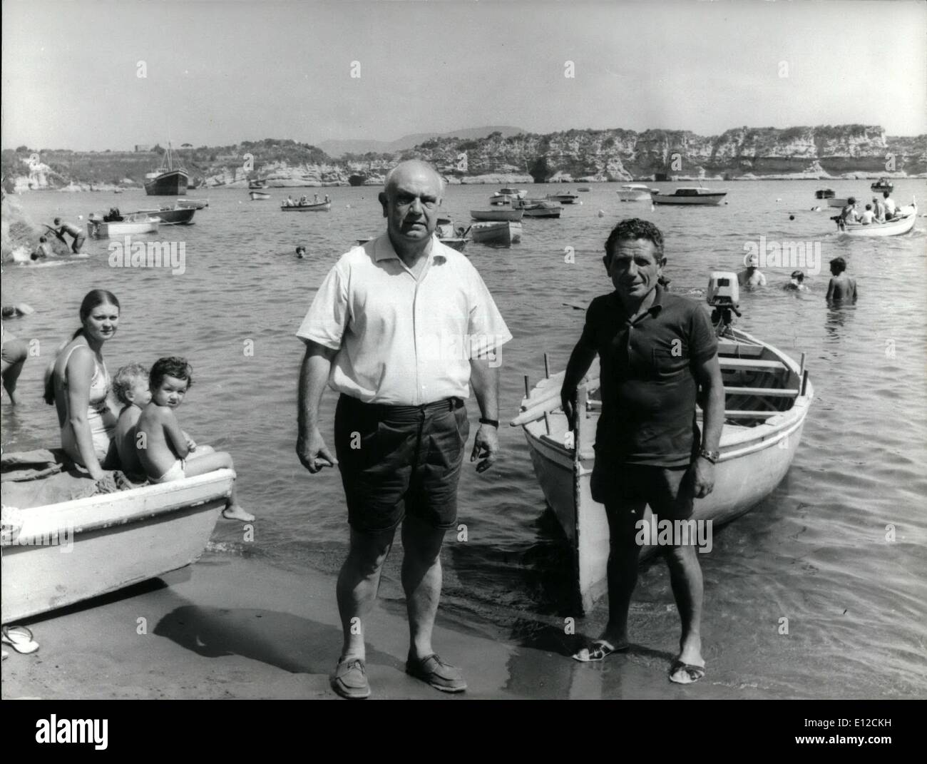 Il 12 Dic. 2011 - Italiano il Vice Primo Ministro il signor Francesco De Martino, leader del Partito socialista italiano, è spendere il suo Foto Stock