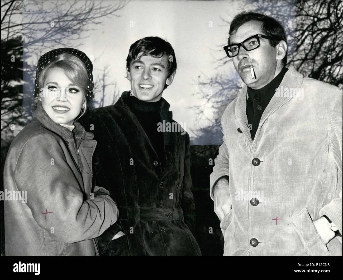 16 dic 2011 - sconosciuto attore inglese co-stars con Jane Fonda in Vadim del nuovo film. Un 23-anno-vecchio attore inglese Peter MacEnery è stata selezionata da Vadim, il famoso attore francese regista per co-star con Jane Fonda in La Curee , una versione dello schermo di un romanzo di Zola. OPS: da sinistra a destra, Jane Fonda, Peter MacEnery e Roger Vadim, raffigurato sulla posizione di questa mattina. Nov. 23/65 Foto Stock