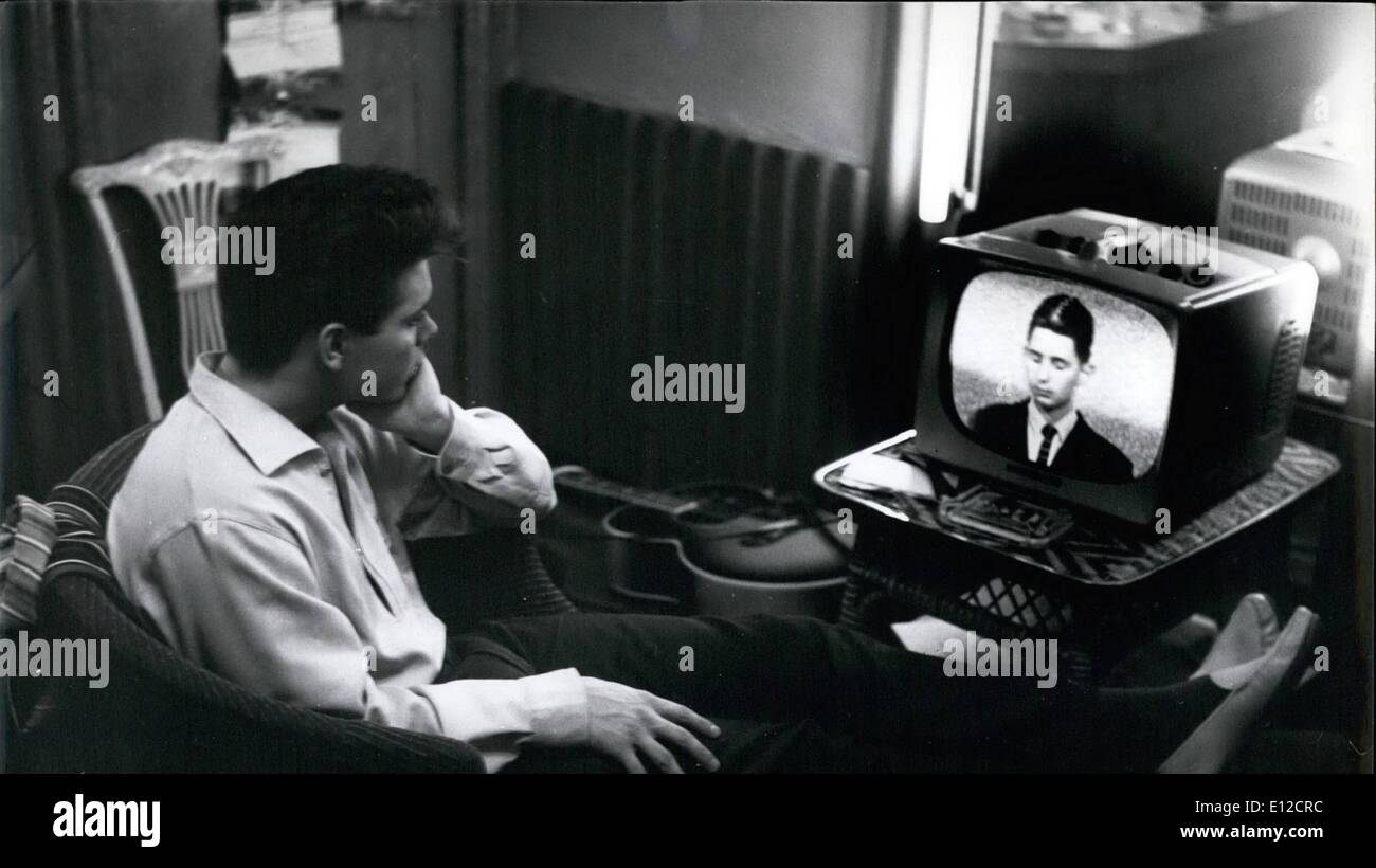 16 dic 2011 - Cliff TV orologi nel suo camerino mentre è in attesa per la sua tenda-chiamata. Foto Stock