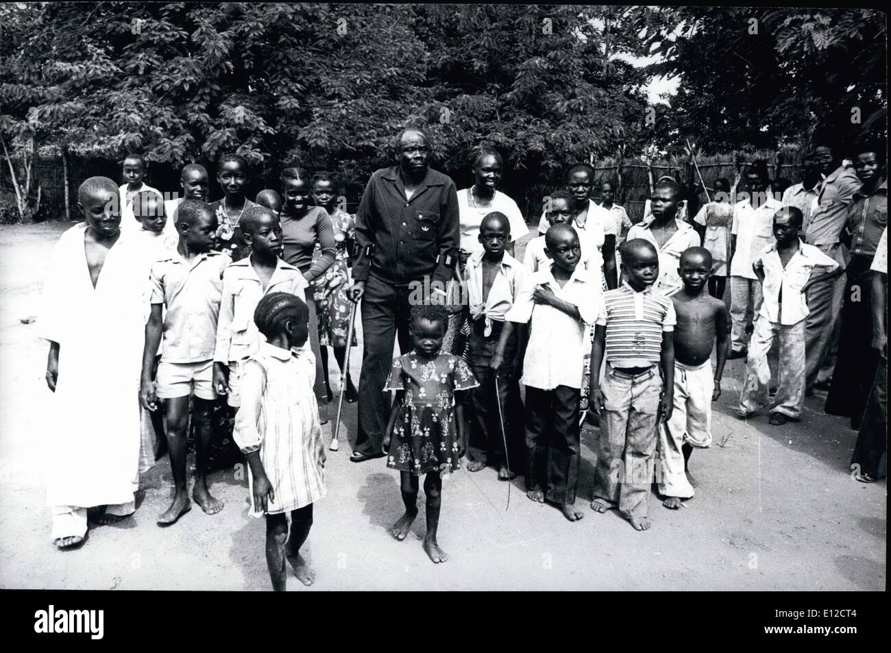 Dic. 16, 2011 - il sud Sudan: generale Mustafa Adrisi, sulle stampelle , con alcuni dei suoi 36 bambini e tre mogli ora vive in esilio in Sudan meridionale. Qui essi sono raffigurati nella motivazione di una casa a Yei , il sud Sudan. Foto Stock