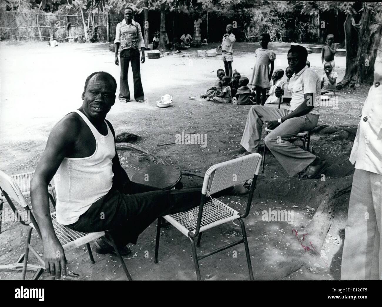 16 dic 2011 - generale Mustafa Adrisi, il n. 2 L'uomo di Idi Amin e il più temuto uomo dopo Amin in Uganda. Egli è ora vivono in esilio nel sud del Sudan con le sue tre mogli e 36 bambini. Adrisi ha detto ancora riguarda se stesso come Vice Presidente dell Uganda. Seduti qui in terra di una casa a Yei con alcuni membri della sua famiglia in background. Foto Stock