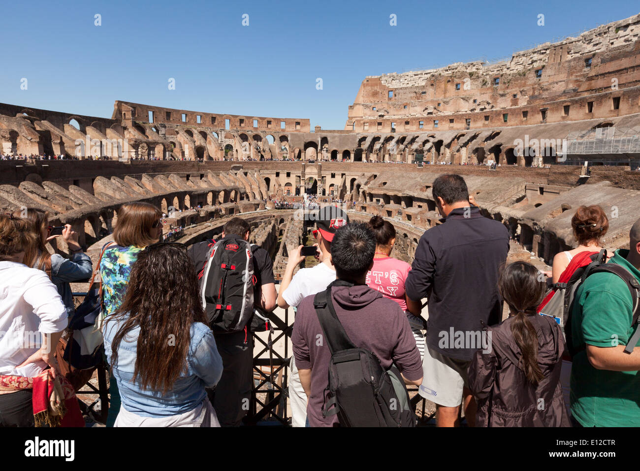 Colosseo, Roma interno, aka l Anfiteatro Flavio, antica i secolo d.c. il palazzo romano Roma Italia Europa Foto Stock