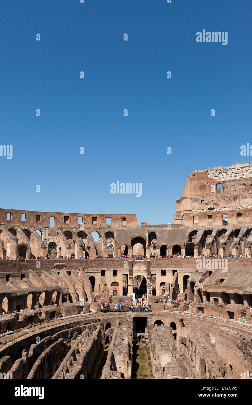 Roma Colosseo interno, cielo blu; Roma Italia Europa Foto Stock