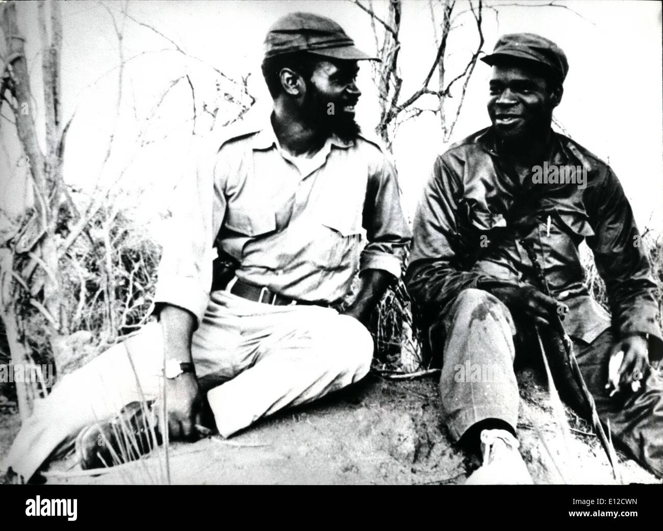 Il 12 Dic. 2011 - Flashback: vittoria sorride dal leader del Frelimo Eduardo Monlane (destra) e Samora Machel --- ma Mondlane, assassinato nel 1969 non era destinata a vedere la vittoria finale oltre il portoghese. Foto Stock