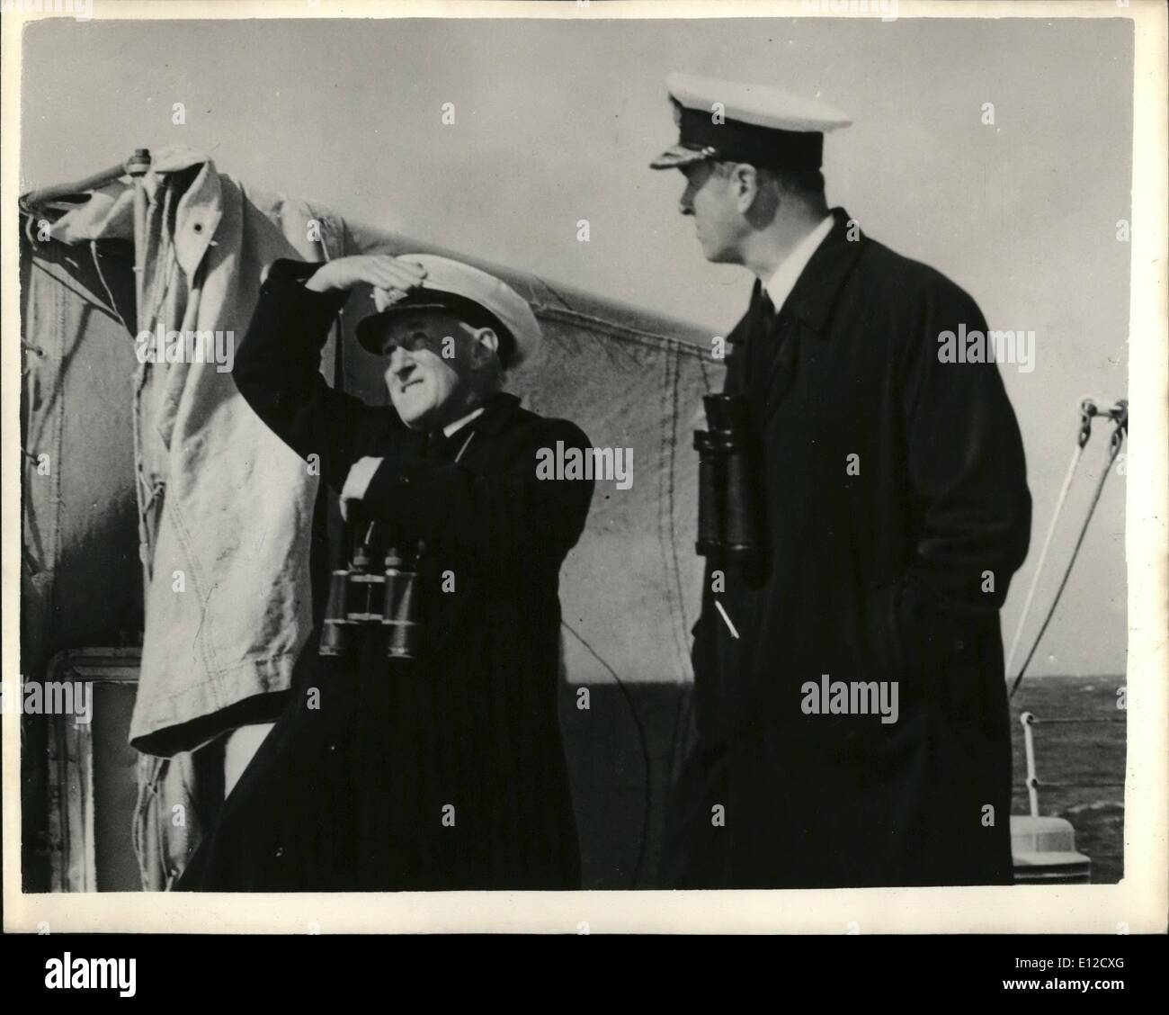 Il 12 Dic. 2011 - ufficiale britannico fotografia (Admiralty) Crown Copyright sono riservati. Primo signore del mare Mediterraneo della visita. Il primo signore del mare (ammiraglio della flotta di Sir Rhoderick McGrigor) e il Comandante in Capo mediterraneo (ammiraglio Conte Mountbatten di Birmania) sul quarto ponte di H.M.S. GLASGOW, Mediterraneo ammiraglia della flotta durante il primo signore del mare la visita ufficiale al Mediterraneo. Admiral McGrigor è vedere gli aerei attaccare un bersaglio splash durante gli esercizi largo di Malta. Foto Stock