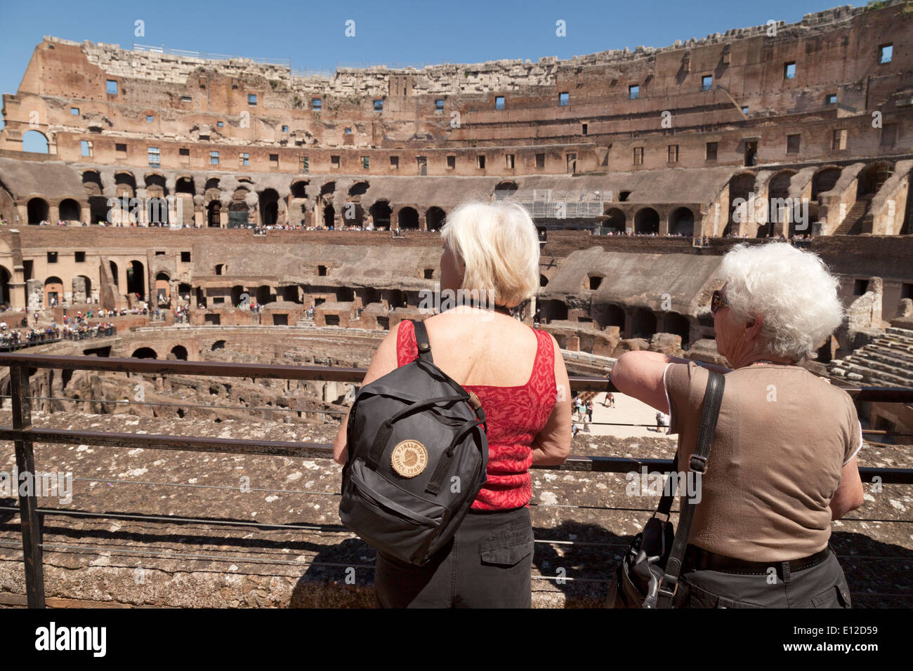 Due anziani in vacanza visitare il Colosseo, Roma interno, aka l Anfiteatro Flavio, Roma Italia Europa Foto Stock