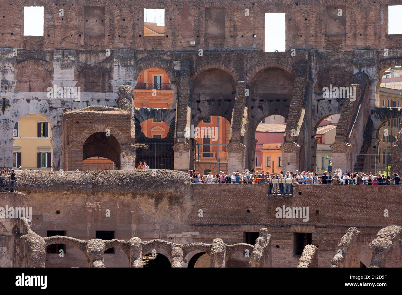 Colosseo, Roma interno, aka l Anfiteatro Flavio, antica i secolo d.c. il palazzo romano Roma Italia Europa Foto Stock