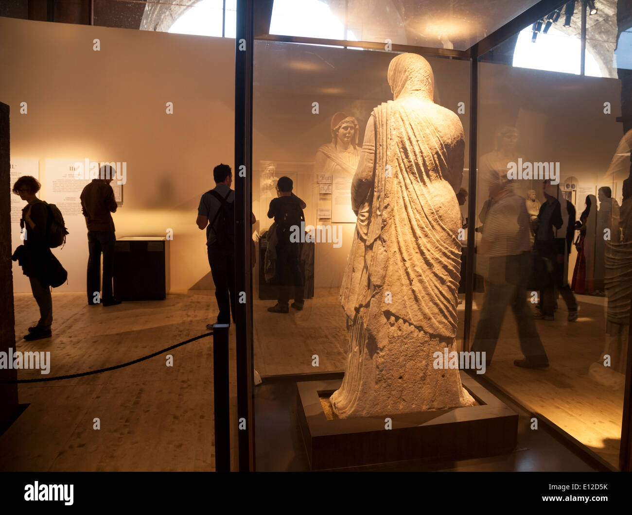 I visitatori del museo del Colosseo, Roma, Italia Europa Foto Stock