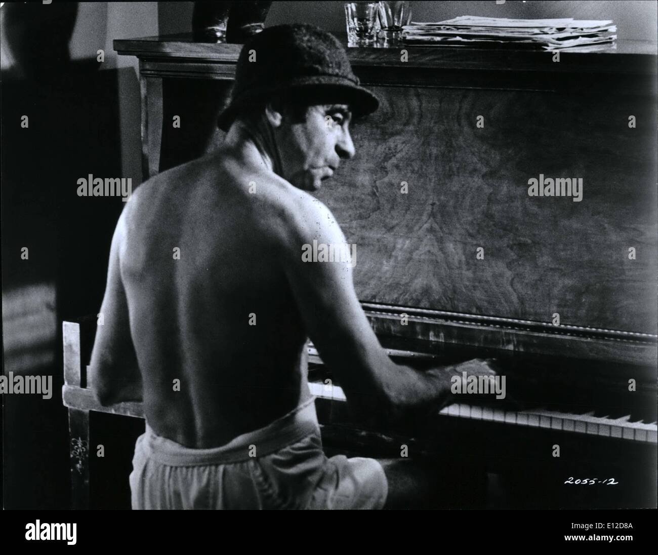 Dic. 15, 2011 - Pete 'N' Tillie Venditore Pietro Seltzer (Walter Matthau) ha una strana propensione per suonare il pianoforte vestito in Foto Stock