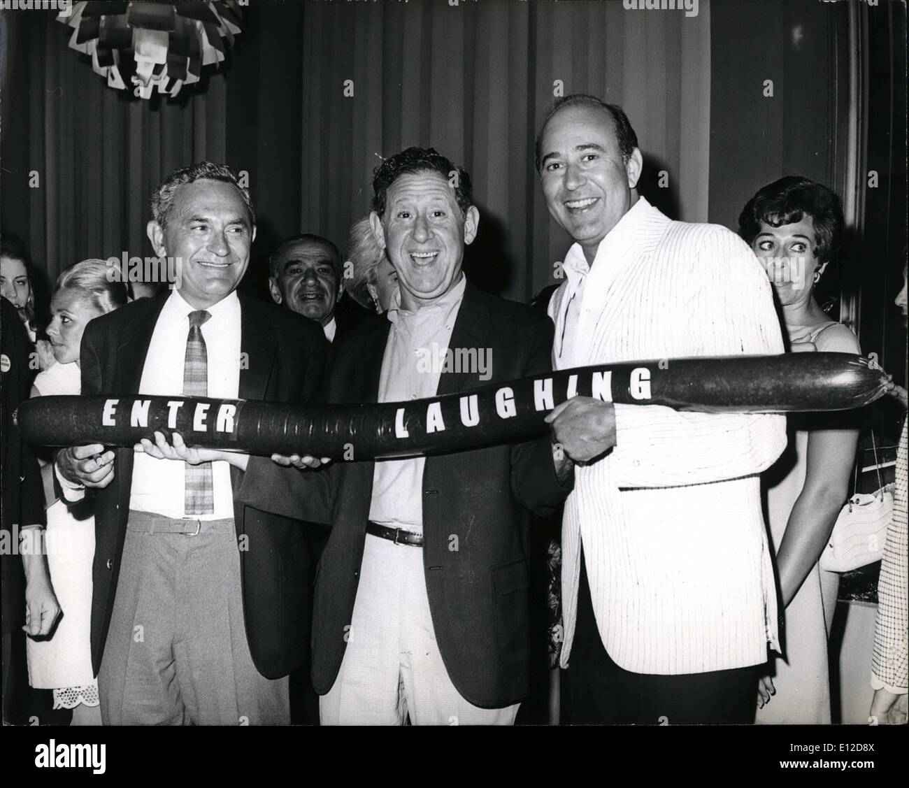 Dic. 15, 2011 - Una folla di intrattenimento e il mondo sociale notabili accorsi al cinema Io Theatre di New York Luglio 30th, per partecipare alla riunione informale hot-dog Premiere mondiale di ''Immettere ridere ospitato dal co-produttori Carl Reiner e Joseph Stein, motion picture comedy colpo è stato adattato da Broadway giocare da Reiner e Stein con Reiner dirigere in Technicolor. Protagonisti del film sono Jose Ferrer Shelley Winters Klaine fieno Jack Gilford Janet Margolin e introduzione di reni Santoni. Ancora No. 1) nella lobby del cinema io Theatre (l. r Foto Stock