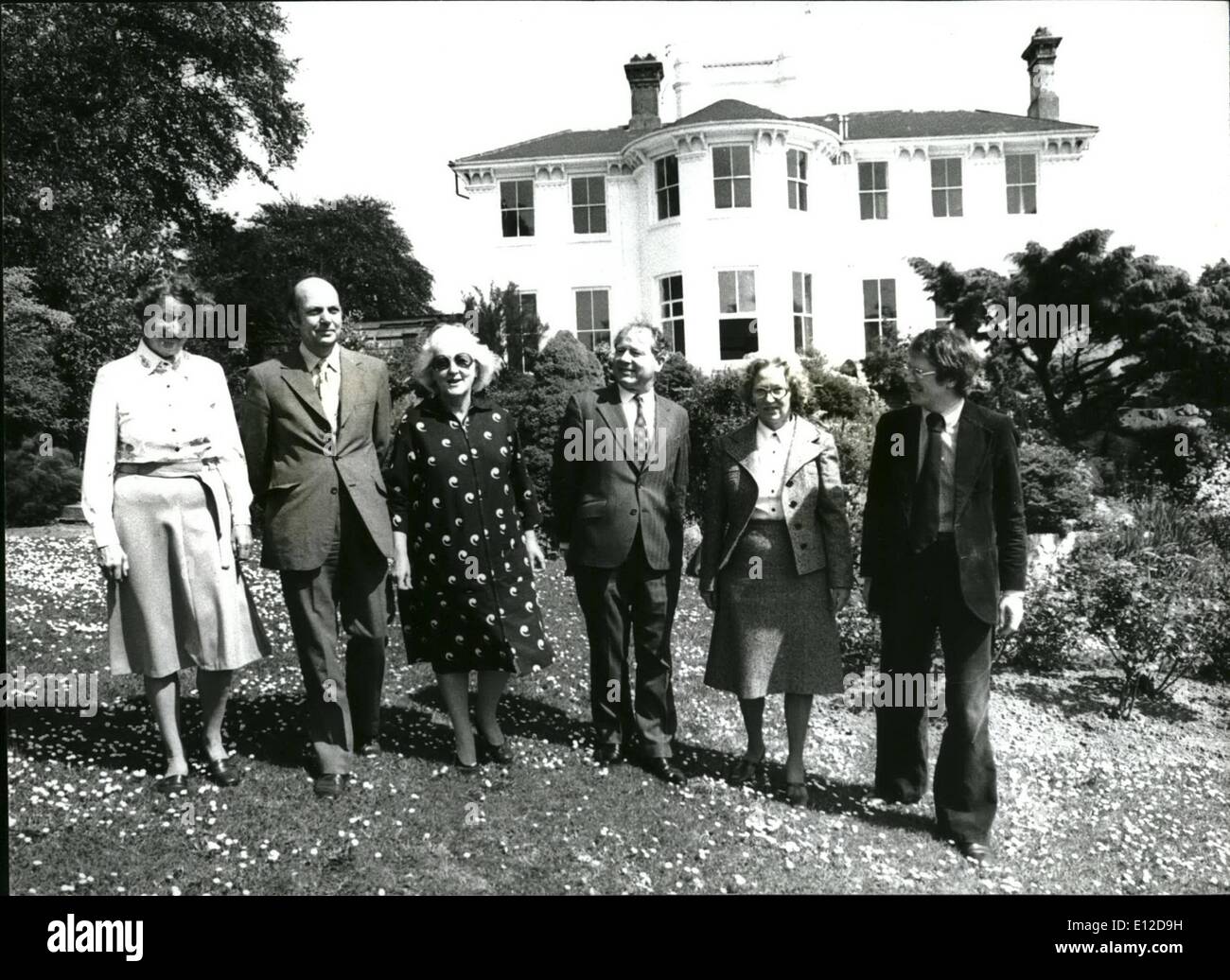 Dic. 15, 2011 - Miss Wagner con alcuni del suo collega nei giardini di Southlands, che apre questo fine settimana. Da sinistra a destra Maria Stephenson, responsabile del catering Ken Bates, il presidente, Colin Proudie il tesoriere, Carol Evans, moglie del defunto ora vicario di Norton e Bill Hall uno dei fiduciari. Foto Stock