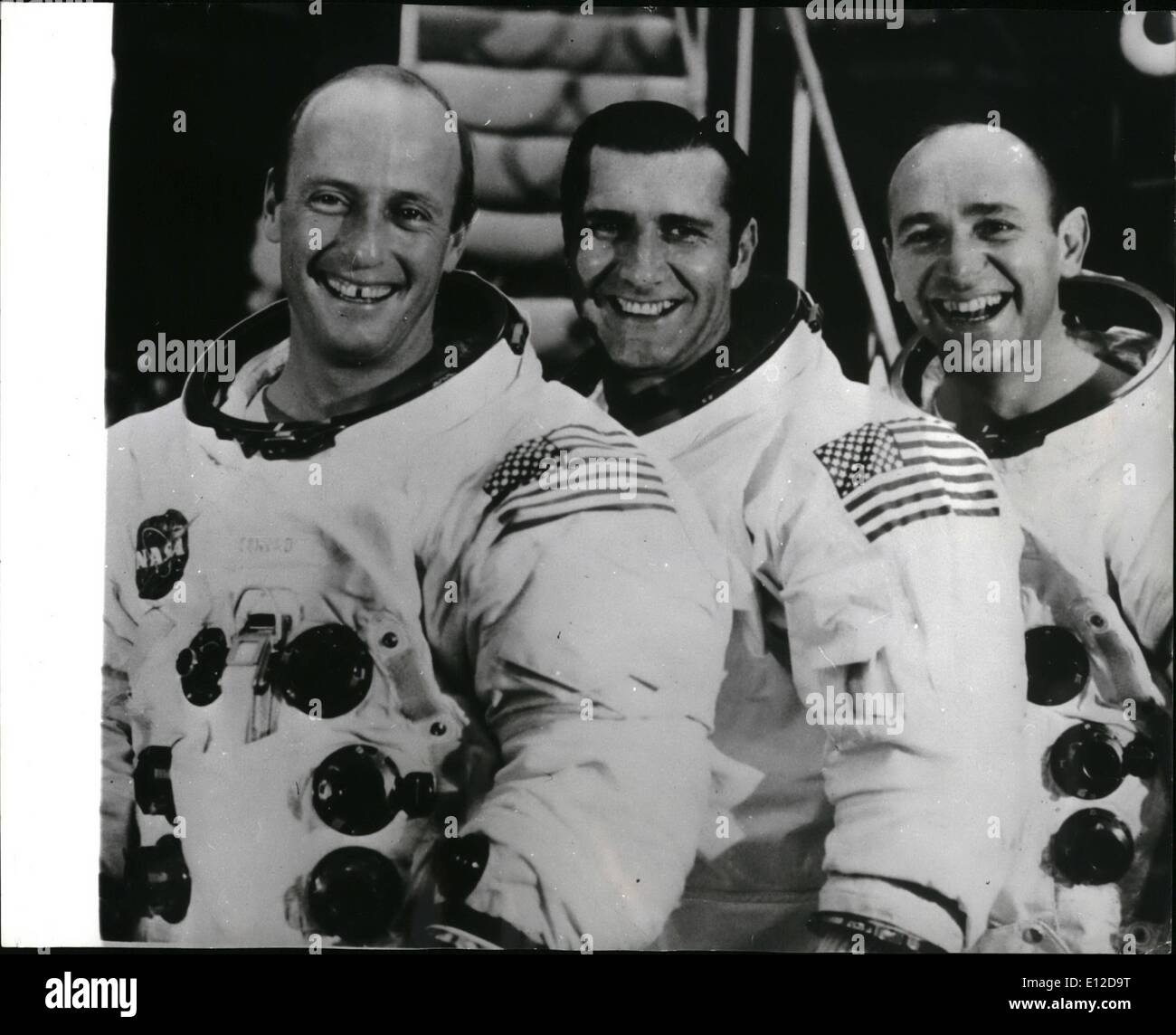Dic. 15, 2011 - Apollo 12 astronauti: Mostra fotografica di Apollo 12 astronauti, a sinistra e a destra, Charles Conrad, Comandante; Richard F. Gordon, il pilota del modulo di comando e Alan L. fascio, modulo lunare, pilota nella foto tutti i sorrisi di fronte alla scalinata che conduce alla loro missione simulatore presso il Kennedy Space Center. Donrad e fagiolo scenderà in un modulo lunare per esplorare la superficie della luna mentre Gordon piloti il modulo di comando in orbita lunare. L'Apollo 12 il lancio è previsto per il prossimo venerdì. Foto Stock