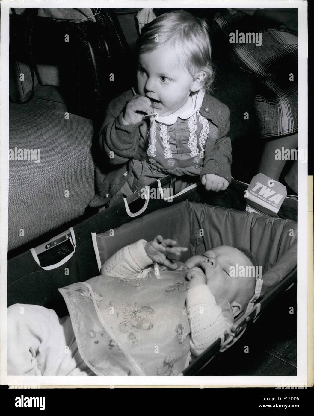 Dic. 19, 2011 - Janet Sue Vaughn, 8 mesi, spostato in su sleeping Keith Nix, 8 mesi, e yanked suo succhietto dalla sua bocca mentre attende a bordo delle loro TWA Jetstream volo per l'Europa. Janet Sue, New Castle, Indiana, sarà unendo il suo papà, chi è nell'esercito, a Francoforte. Keith che saluta da Atlanta, Georgia, è a capo di Madrid dove il suo papà Airman 2/C W.K. Nix è basato. Foto Stock