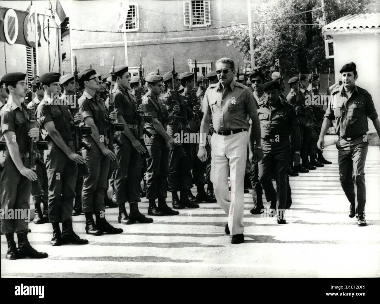 Dic. 15, 2011 - Membri del nuovo governo israeliano MOSTRA FOTOGRAFICA: una guardia d'onore accoglie Ezer Weizman, come il nuovo ministro israeliano della difesa. Foto Stock