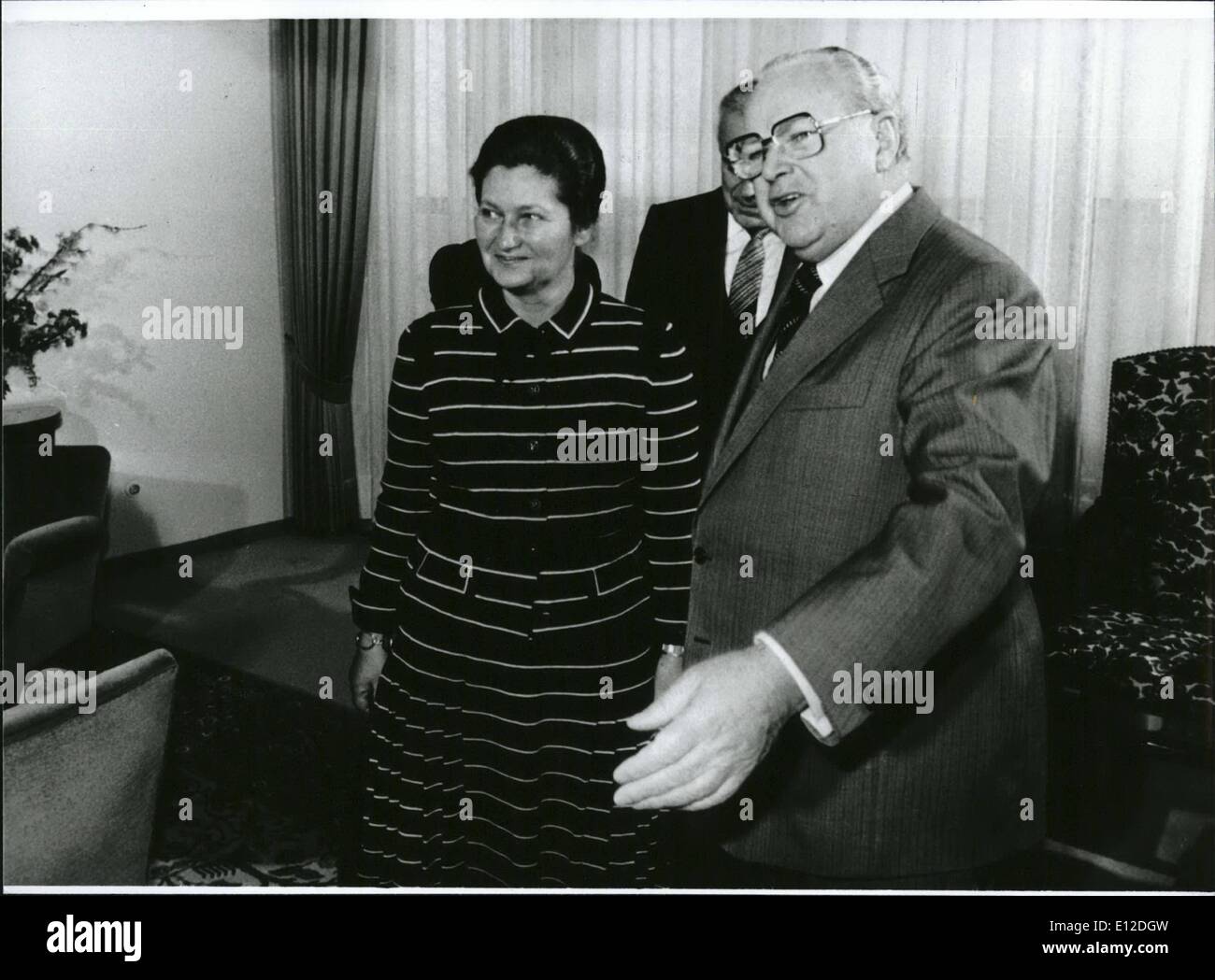 Dic. 15, 2011 - Simone Veil a Bonn/Germania Ovest - per una tre giorni di prima visita è venuto il Presidente del Parlamento europeo, Simone Veil, a Bonn/ Occidentale-Germania. La sig.ra Veil consultions aveva con i presidenti dei partiti politici rappresentati nel Bundestag Occidentale-germania, nonché con il Presidente Federale di Occidentale-germania, Karl Carstens. OPS: Simone Veil con il vicepresidente della Germania Ovest Richard Stucklen (destra) Foto Stock