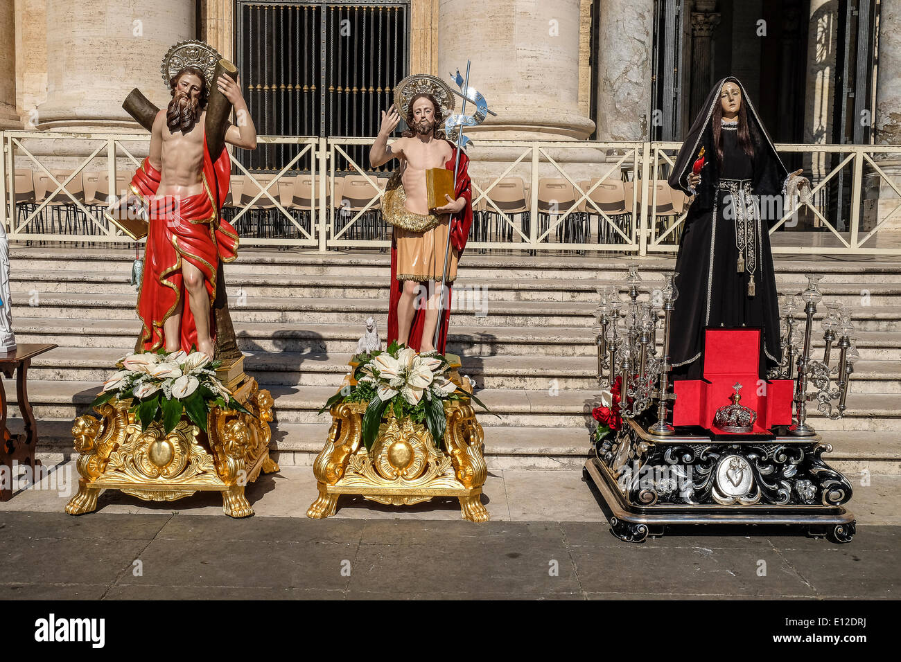 Città del Vaticano. 21 Maggio, 2014. La statua di Maria SS. Addolorata di Taranto è portato dall'Arciconfraternita del Carmine in processione al Papa Francesco - Udienza generale del 21 maggio 2014 Credit: Davvero Facile Star/Alamy Live News Foto Stock