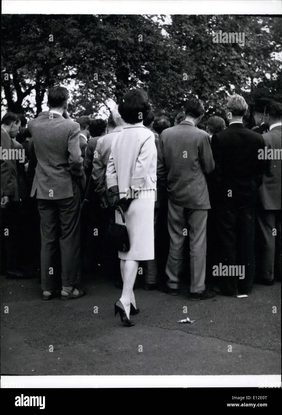 Dic. 15, 2011 - Hat sta succedendo qui? Gina Parla fino dietro una folla ascoltando Salvationist. s Foto Stock