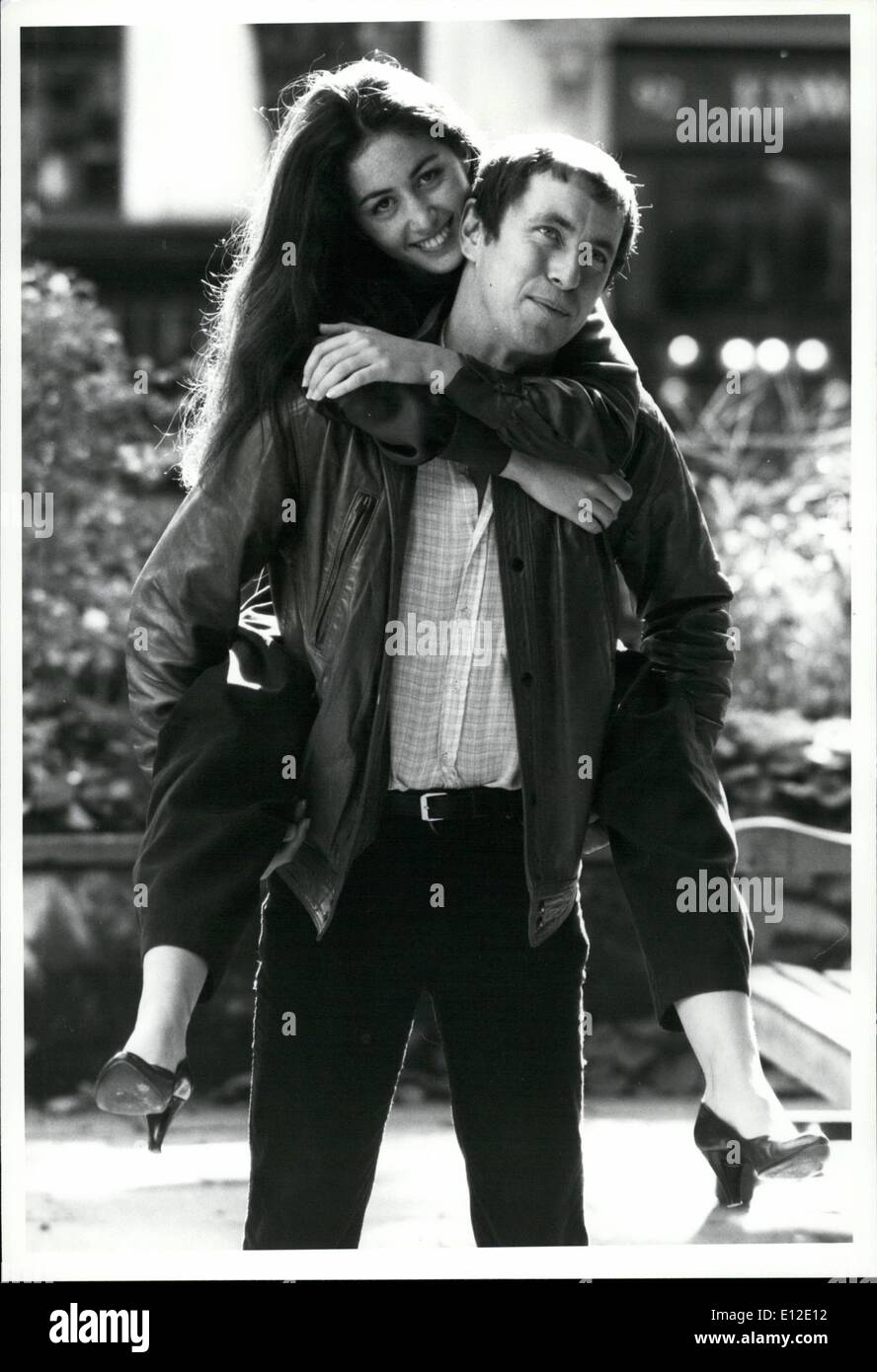 15 dicembre 2011 - 7 ottobre 1981 Bergerac arriva sulla TV. Ã¢â'¬ËoeBergerac' una nuova serie di thriller, inizia sulla BBC1 domenica, con Giovanni di ortiche nel ruolo del titolo come Jim Bergerac, un giovane sergente detective. Realizzato interamente in location in jersey, Bergerac lavora nell'Ã¢â'¬ËoeBereau d'Entrangers', un reparto di polizia che tratta con i non-Jersey nato residente. La serie si occupa anche stelle Cecile Paoli come Francine, una giovane ragazza dall'ufficio turistico locale. La foto mostra: Giovanni ortiche e Cecile Paoli, stelle del nuovo thriller serie Ã¢â'¬ËoeBergeracÃ Foto Stock