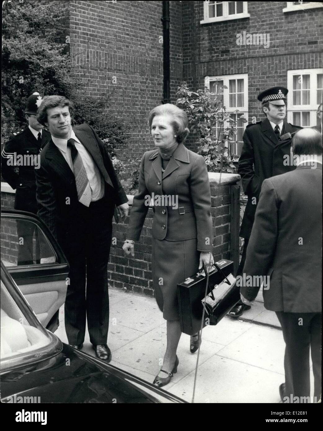 Dic. 15, 2011 - al lavoro la sig.ra Margaret Thatcher, il primo ministro, ben ha protestato dalle forze di polizia e gli assistenti, sembra molto determinato come lei lascia la sua casa per iniziare il suo lavoro al n. 10 Downing street. Foto Stock