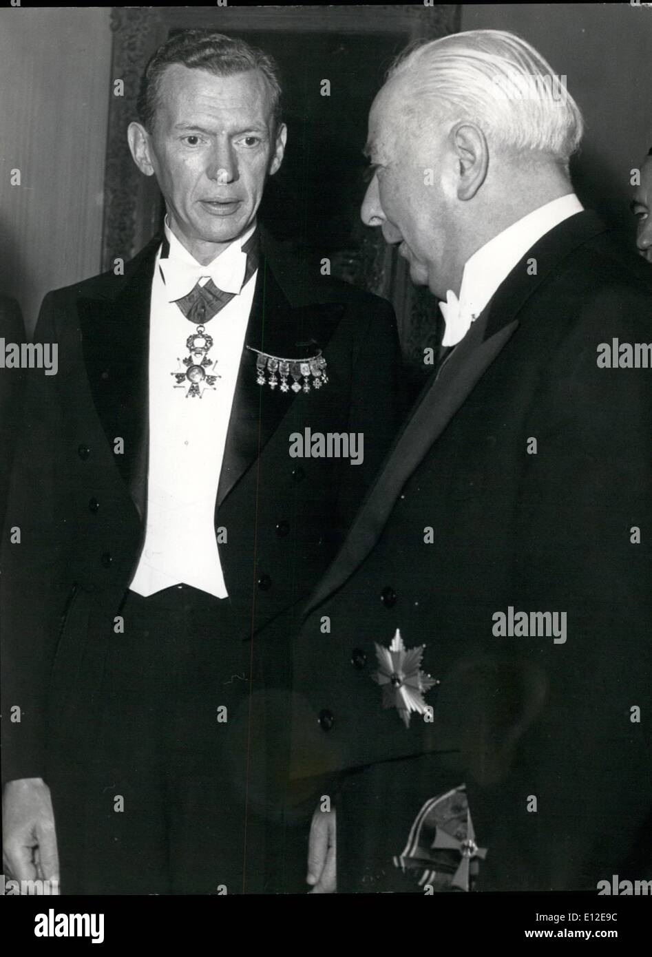 Dic. 15, 2011 - Le notizie ambasciatore francese Couve de Murville (MURVILLE) dare a Bonn il Presidente tedesco Prof. Heuss le credenziali. La foto mostra il presidente prof. Heuss (HEUSS) con notizie ambasciatore francese Couve de Murville. Foto Stock