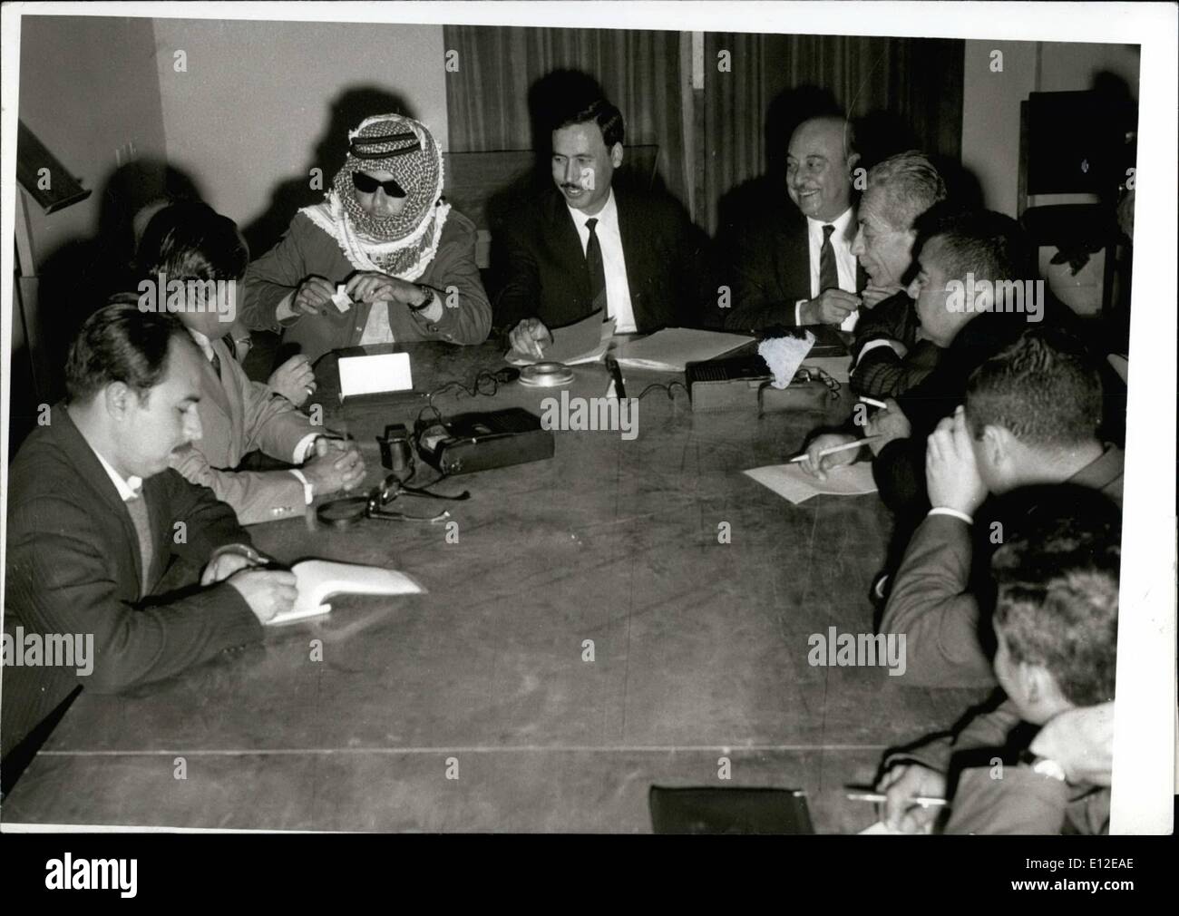 Dic. 16, 2011 - Il Dottor Isam Saratawi, responsabile del Comitato d'azione per la liberazione della Palestina (terza a sinistra con una testa di arabo-abito) parlando durante una conferenza stampa in Amman con la partecipazione di giornalisti a tre membri del comitato d'azione imprigionato nelle carceri bavarese sulle tasse di attaccare un piano israeliano in aeroporto di Monaco il 10 febbraio scorso. In mezzo si vede avvocato il sig. mouse un'raj, che è stata incaricata di difendere il 3 accusato persone imprigionate in Germania Ovest. Foto Stock