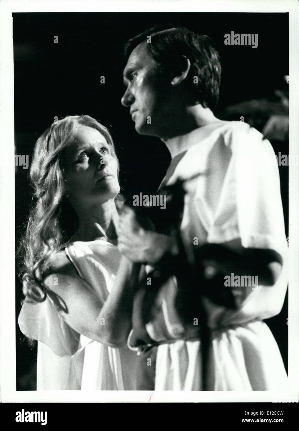 20 dicembre 2011 - LA BBC Television Shakespeare - Giulio Cesare - Giulio Cesare è il quarto della BBC Television Shakespeare serie ad essere vagliati su BBC 2 domenica 11 febbraio. Richard Pasco come Marcus Bruto e Virginia McKenna s Portia. Foto Stock