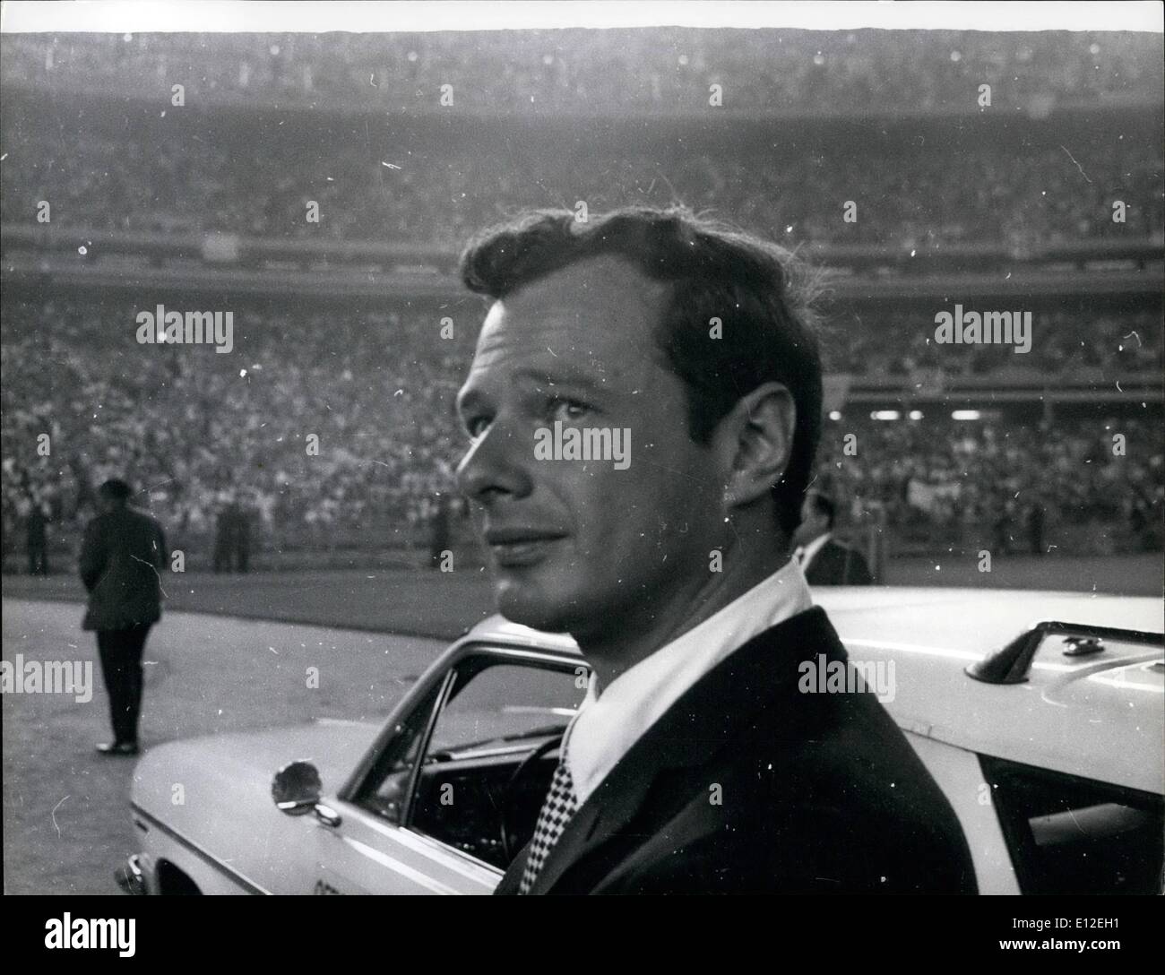 16 dic 2011 - Brian Epstein prende un inizio di guardare la folla di 100.000 che sono in attesa per i Beatles al Shea Stadium di New York. Foto Stock