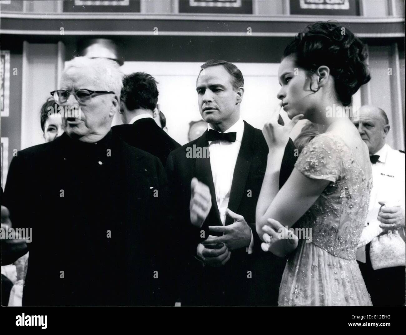 16 dic 2011 - Charlie Chaplin dirigere il suo nuovo film: Marlon Brando e Geraldine Chaplin guardare il suo padre dirigere una scena del suo nuovo film ''La contessa da Hongkong'' prima di esso è il tempo per la loro sequenza di danza. Foto Stock