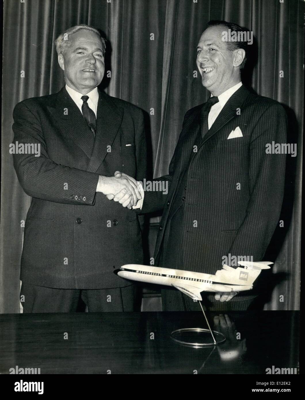 21 dicembre 2011 - a seguito delle dimissioni del presidente e il n. 2 Il direttore del British Overseas Airways Corporation sulla questione della politica del governo, è stato annunciato che Sir Giles Guthrie è stato nominato nuovo presidente di B.O.A.C. È stato inoltre annunciato che il sig. Anthony Milward, Chief Executive di British European Airways assumerà come presidente di B.E.A. quando il presidente attuale Signore Douglas di Kirtleside ritira il prossimo marzo, inoltre il sig. Milward avrà un posto nel consiglio di amministrazione di B.O.A.C. Foto Stock