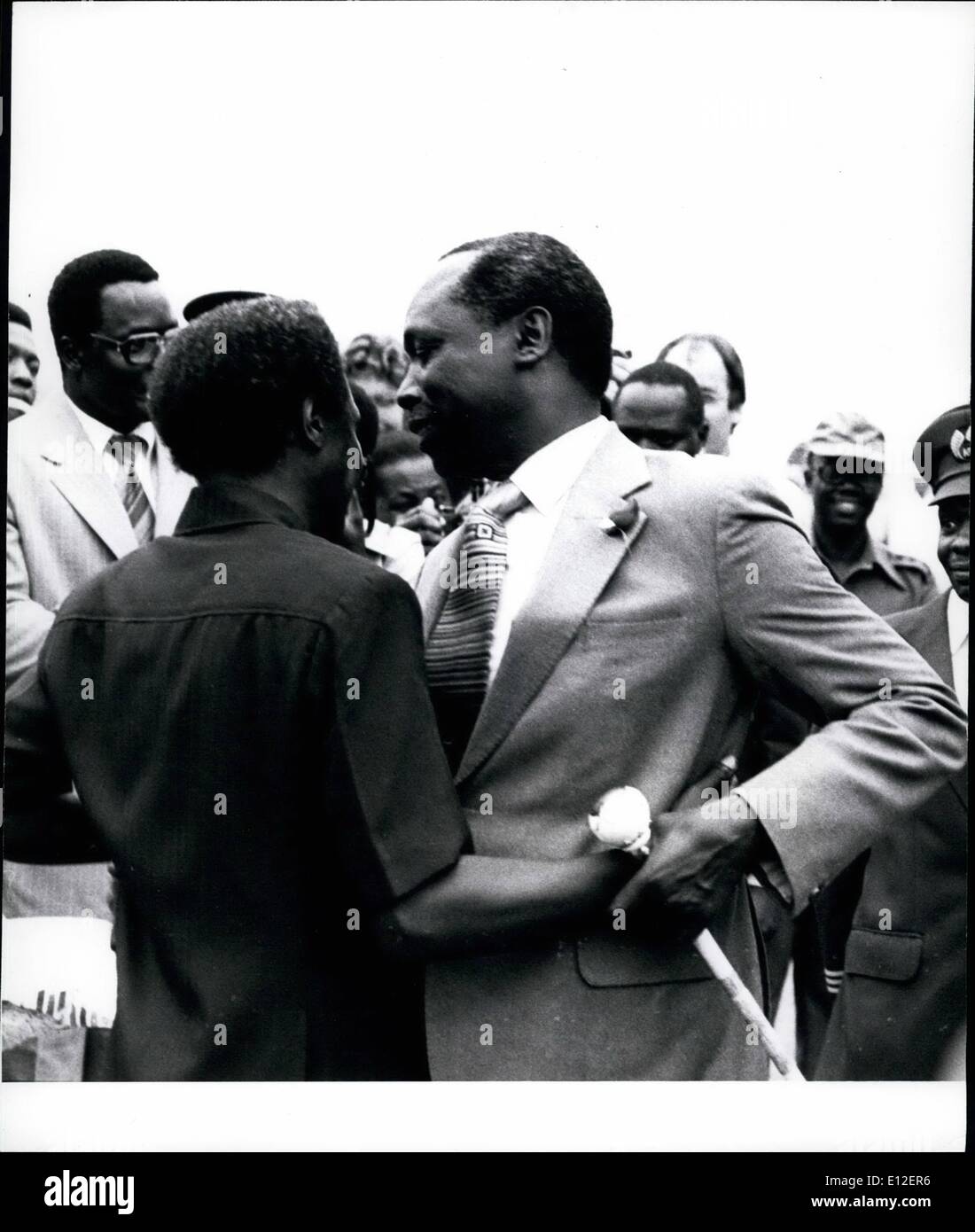 21 dicembre 2011 - Il presidente del Kenya Daniel arap Moi abbraccia Presidente Milton Obote durante una visita a Kampala, in Uganda per una riunione dei capi di stato tra la Zambia e Tanzania, Uganda e Kenya. Credits: Camerapix Foto Stock