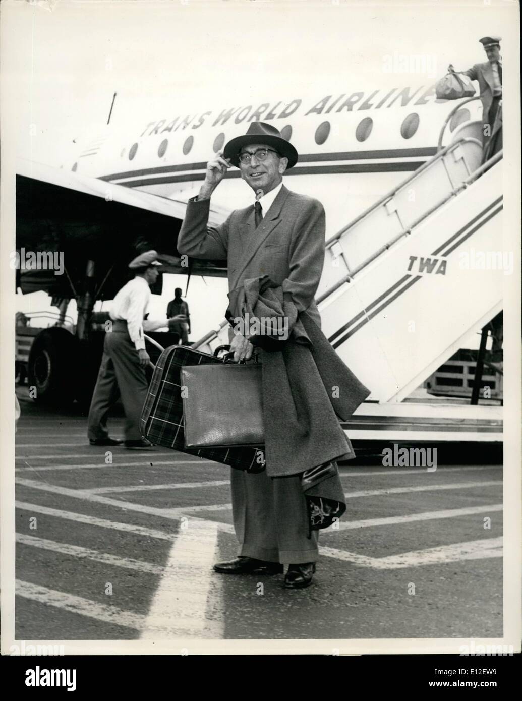 21 dicembre 2011 - N.Y. Aeroporto internazionale di ottobre in 15-Dr. Walter Von Miller, sindaco di Monaco di Baviera, Germania, arriva tramite la TWA per un 30 tour di un giorno di Stati Uniti come una valutazione della dichiarazione. Classyfying Monaco di Baviera come il centro culturale del post guerra Germania, il dott. Miller ha detto che il suo interesse primario sarà in centri culturali della nazione. Egli lascerà la domenica a Washington e ha espresso il desiderio di visitare Chicago e San Francisco. Foto Stock