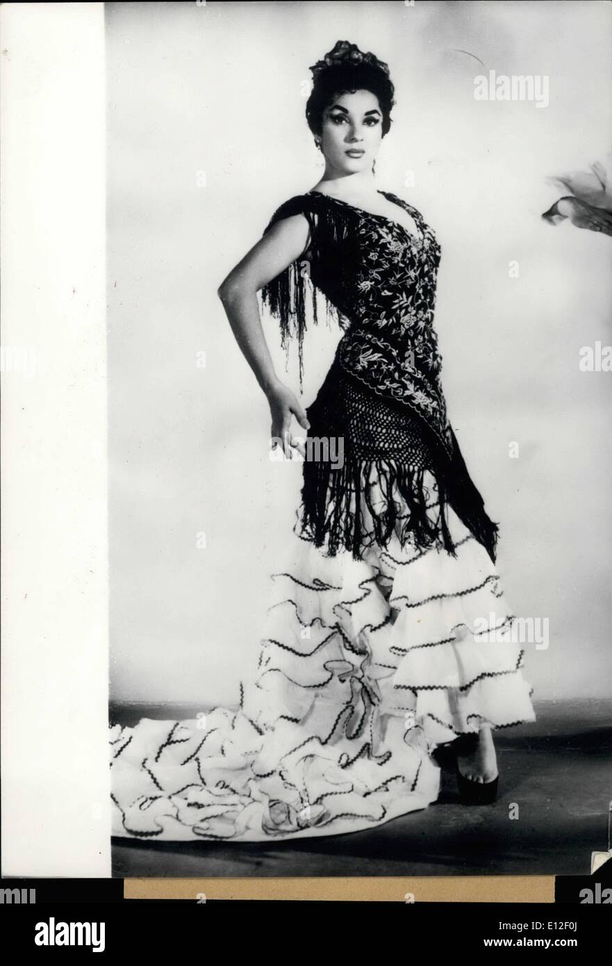 21 dicembre 2011 - non Danzerà mai più: Nelly Galvan, la star Dancer del Casino De Paris Argentine Ballet non ballerà mai più. Venerdì scorso ha fatto amputare il piede destro all'altezza dell'Annle in una clinica di Parigi. Nelly nacque in una povera sezione di Buenos Aires dove suo padre, emigrato italiano, aveva un piccolo negozio. Ha iniziato a ballare come Cile e all'età di sedici anni è diventato ben noto in Argentina. Poi ha girato il Sud America, il Vicino Oriente e le capitali europee. A Parigi è stata associata conFernando Rego e co-starred con lui il caison De Paris Foto Stock