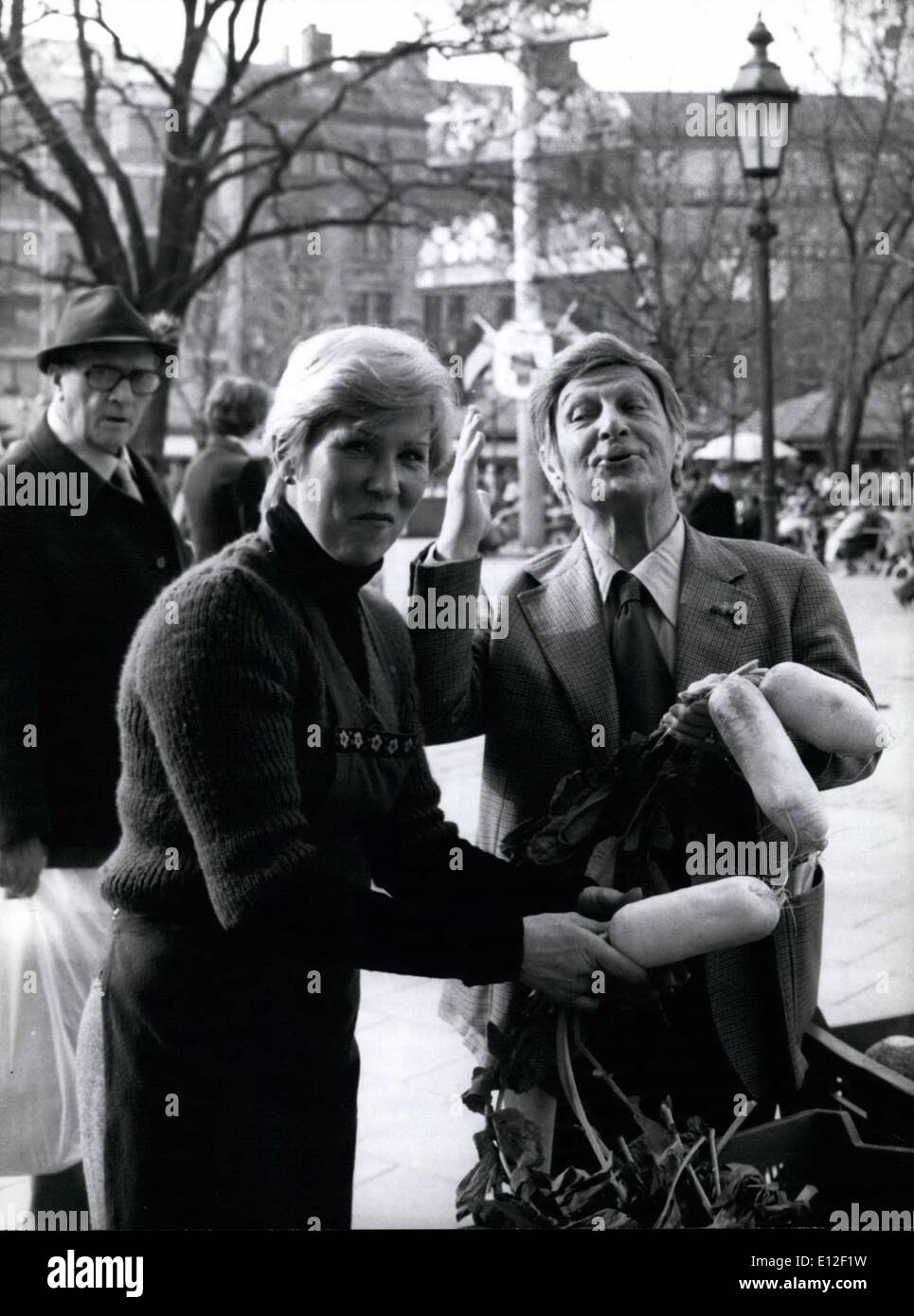 21 dicembre 2011 - Charlie Rivel stelle a Monaco di Baviera: una passeggiata oltre il Viktualienmarkt ... è una delle mete preferite dai piaceri di Charlie Rivel se egli è a Monaco di Baviera (foto) 1 al presente il 82-anno-vecchio mondo famoso clown stelle della capitale bavarese. Ogni sera dà una prestazione di 1 ore e mezza e il pubblico è con entusiasmo come a tutti i tempi. Nessuna meraviglia che il protagonista è stato prolungato di aprile 27th. Quindi Charlie andrà Zurigo, Basilea e Vienna. In autunno egli tornerà di nuovo per la Germania occidentale. Fino ad allora l'inesauribile artista vuole sposarsi di nuovo Foto Stock