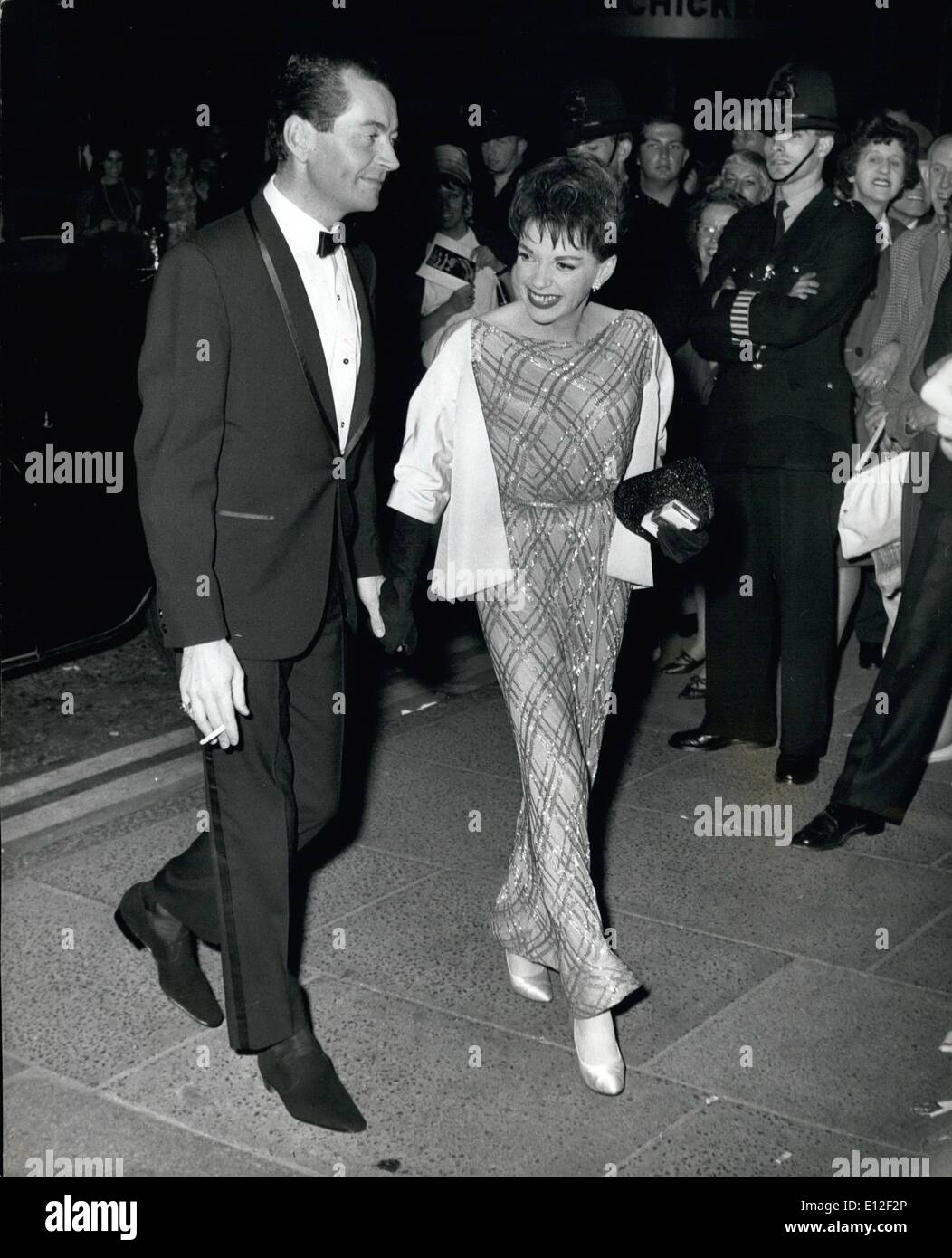 21 dicembre 2011 - Judy Torna - lascia la casa di cura di partecipare ''Notte di 100 stelle'' carità mostra: Judy Garland a sinistra la casa di cura e di ieri è andato dritto al London Palladium per il grande mezzanotte ''Notte di 100 stelle'' mostrano la carità. Ella era stata negata dal cantare dai suoi medici ma ha chiesto che lei dovrebbe essere consentito di camminare sul palco. Questo è stato concesso ed è comparso come uno degli ospiti speciali introdotte dai Beatles. Judy fu scortato da attore Mark Herron Foto Stock 21 dicembre 2011 - Judy Torna - lascia la casa di cura di partecipare ''Notte di 100 stelle'' carità mostra: Judy Garland a sinistra la casa di cura e di ieri è andato dritto al London Palladium per il grande mezzanotte ''Notte di 100 stelle'' mostrano la carità. Ella era stata negata dal cantare dai suoi medici ma ha chiesto che lei dovrebbe essere consentito di camminare sul palco. Questo è stato concesso ed è comparso come uno degli ospiti speciali introdotte dai Beatles. Judy fu scortato da attore Mark Herron Foto Stock