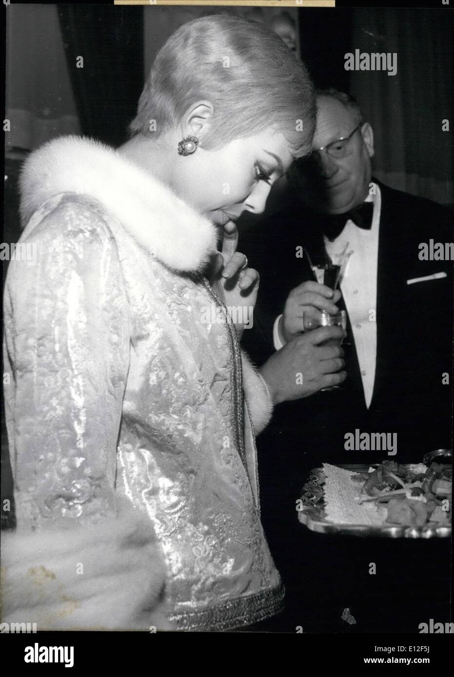 21 dicembre 2011 - Angelique e re . è il nuovo film dal romanzo di Anne Golon, e sicuramente porterà abbastanza soldi per il cinema cashes. In occasione della premiere del film al 3 marzo, 1966 a Monaco di Baviera, Ilse Kubaschewski ha ottenuto per il suo grande guadagni in lingua tedesca il film il Golden Screen . Per la celebrazione di questa premiere Michèle Mercier, top-star del film è apparso nel coraggio-moda-stile e tutte sono state divertito dal suo sano appetito . Il film di star Gerd Froebe sembra avere un aspetto un po' triste, perché egli ha da essere sottile per i suoi doveri internazionali. Foto Keystone 4-3-1966 Foto Stock