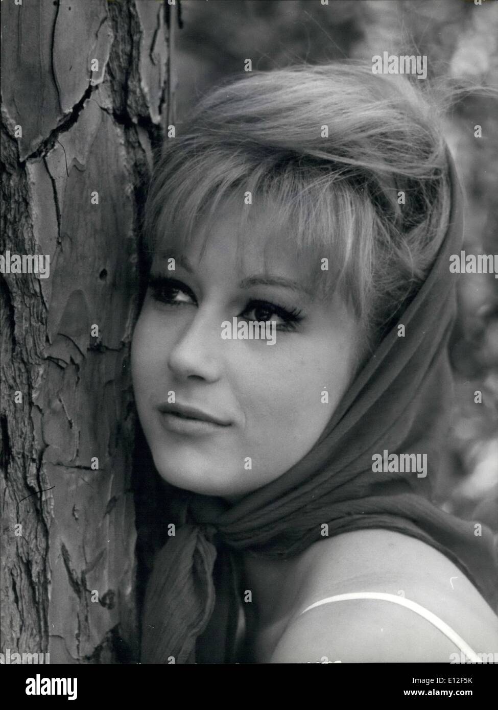 21 dicembre 2011 - Con il primo sole di primavera che scalda le spiagge attorno a Roma, Rita Klein un tedesco starlet che sta facendo così bene in produzioni italiane, coglie l'occasione per trascorrere una giornata sulla spiaggia di Ostia la spiaggia più vicina a Roma. Il 23 starlet ha già partecipare a numerosi film e presto sarà presente al televisore un film appena preparato per lei. Foto Stock