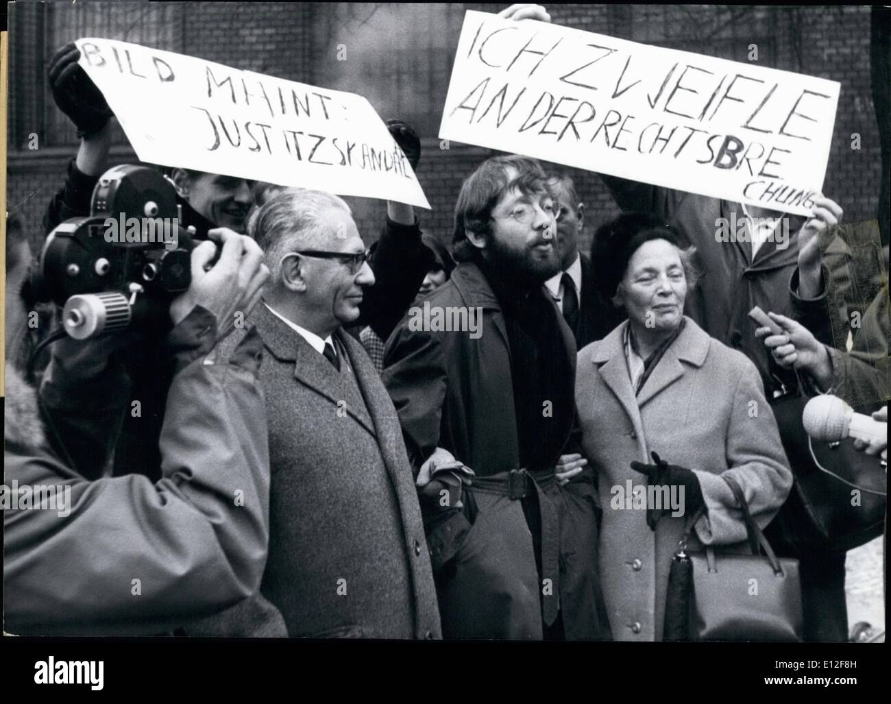 Gen 09, 2012 - Fritz Teufel fuori del carcere. Venerdì 01-12-67 24 anni studente Fritz Teufel, che è accusato di gettare una pietra contro un poliziotto durante il Anti-Schah-dimostrazione di fronte all'Opera tedesca su 02-06-67 è uscito di prigione. Durante il processo che si sta svolgendo a Berlino dal Lunedì, il suo avvocato Horst Mahler chiamato fino al giudice di lasciarlo fuori, causa egli per più di 3 mese adesso. Il giudice è andato da questa applicazione, causa (in modo che il giudice) la punizione non potrebbe essere così elevata che sarà possibile avere Teufel in carcere per un lungo periodo di tempo Foto Stock