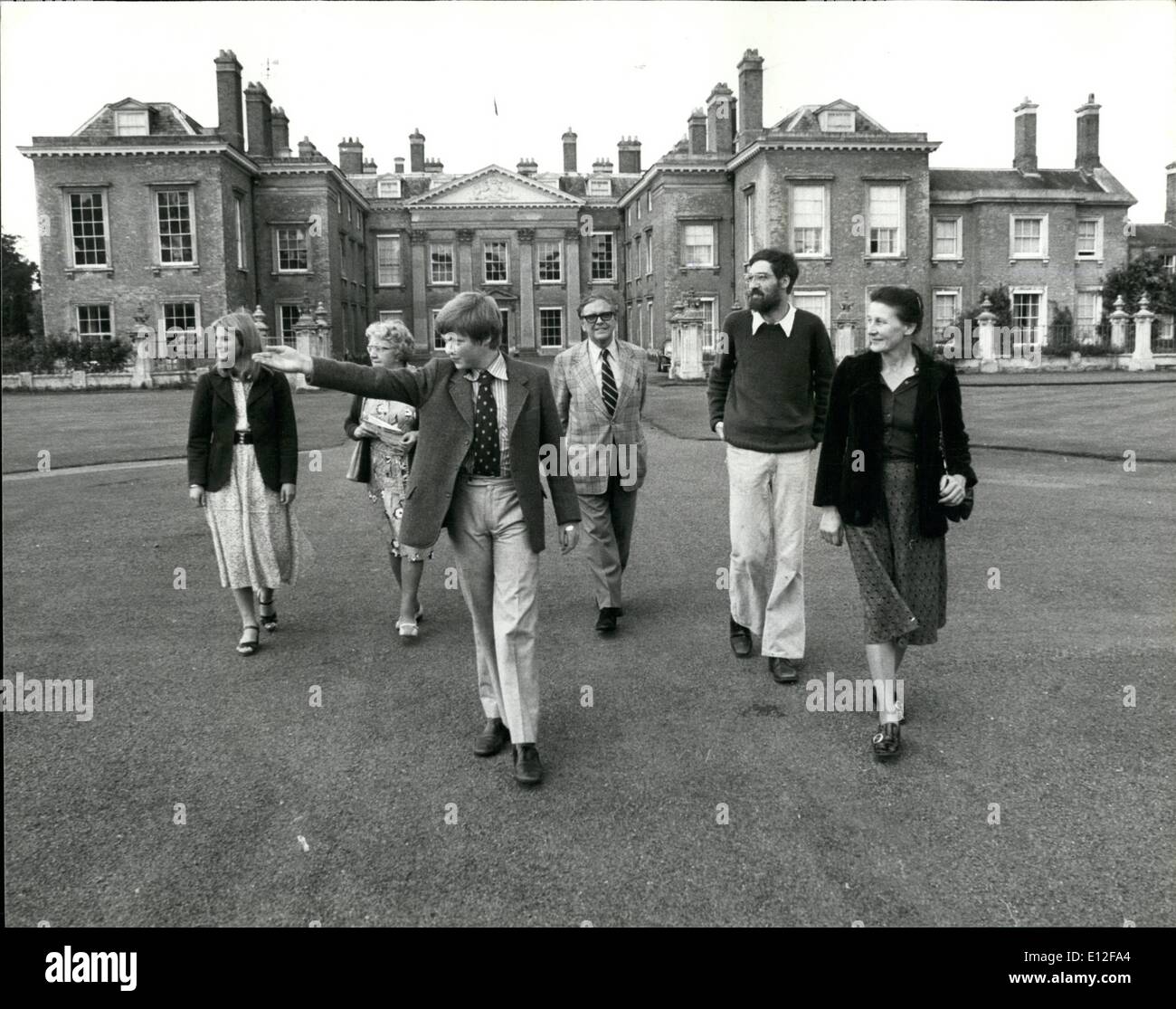 Gen 09, 2012 - Lady Diana Spencer's Family Home : Lady Diana Spencer, recentemente impegnato per il Principe Carlo, è ben abituati a un ambiente opulento. La sua famiglia possiede un imponente dimora signorile, Althorpe House nel Northamptonshire, che è stata la famiglia della casa per generazioni. La casa dispone di una famosa collezione di oltre 600 dipinti, tra cui molte di grande valore. La foto mostra il visconte Althorpe, Lady Diana del fratello minore, agisce come una guida non retribuito durante le sue vacanze e mostra ai visitatori intorno alla casa di famiglia. La casa e i giardini sono aperti al pubblico durante i fine settimana. Foto Stock