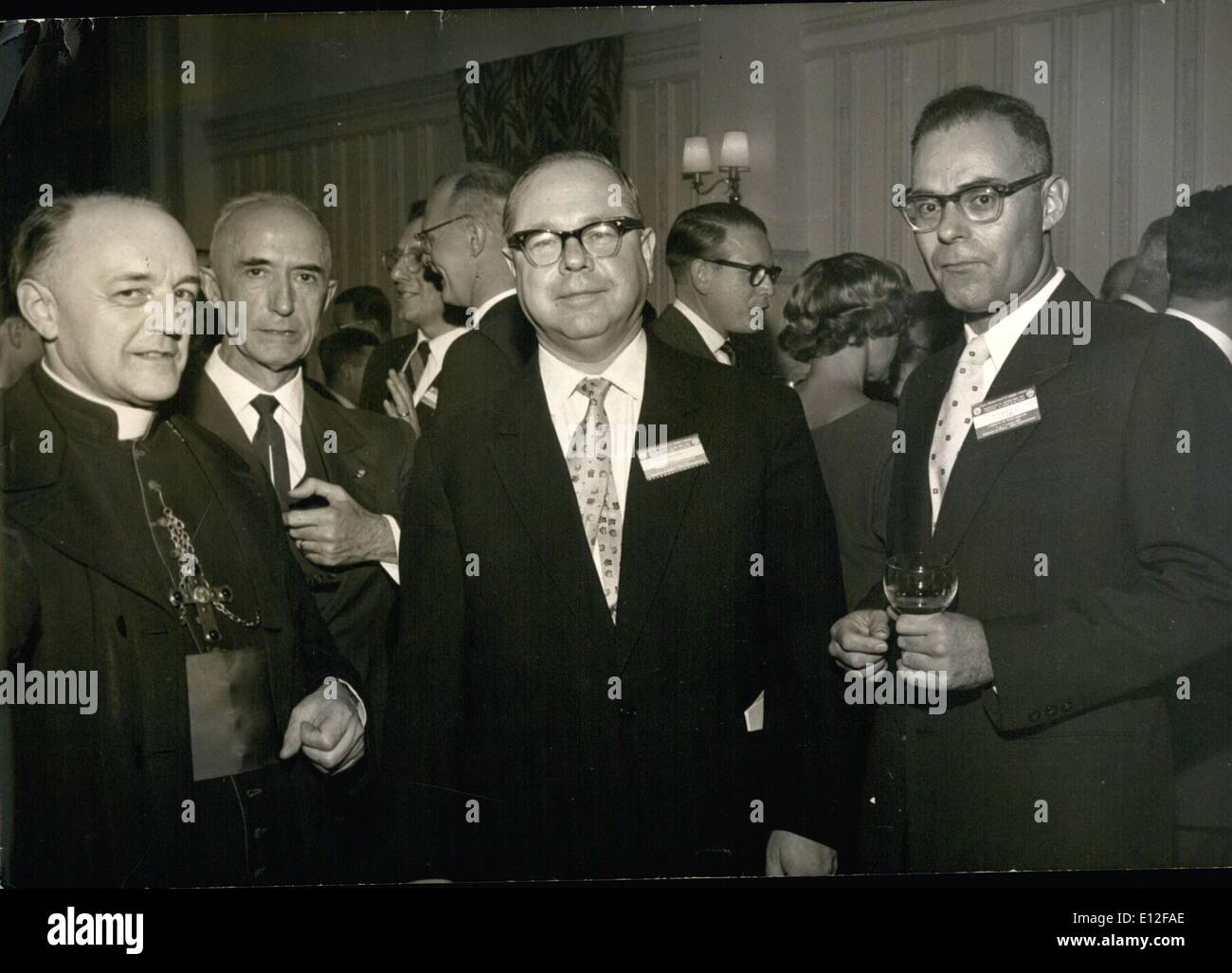 Gen 09, 2012 - Atom scienziati tenere congresso a Monaco. Atom scienziati di diversi paesi stanno partecipando a un congresso ora trattenuto nel Principato di Monaco. OPS: alcune personalità di spicco nella foto durante un ricevimento presso l'hotel Metropole Monaco. Da sinistra a destra: Monsignor Barth, Vescovo di Monaco; M. penna, ministro di Monaco; M. Spitzin, professore di chimica nucleare dell'Università di Mosca e Hazpan, una nota in idrologia da Israele. Nov. 19/59 Foto Stock