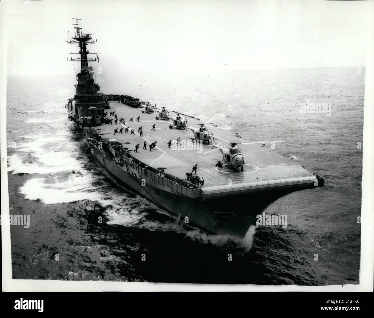 Dic. 26, 2011 - La Royal Navy di commando Carrier: Royal Marines di commando 42 doppio attraverso il ponte di volo per le loro turbine elicotteri in un esercizio a bordo H.M.S. Baluardo, la R.N. primo Commando carrier. Lo scorso fine settimana il baluardo arrivati a Mombasa per fornire una riserva di veicoli per uso da parte del Duca di Wellington il reggimento, recentemente volato in Kenya come misura precauzionale. Foto Stock