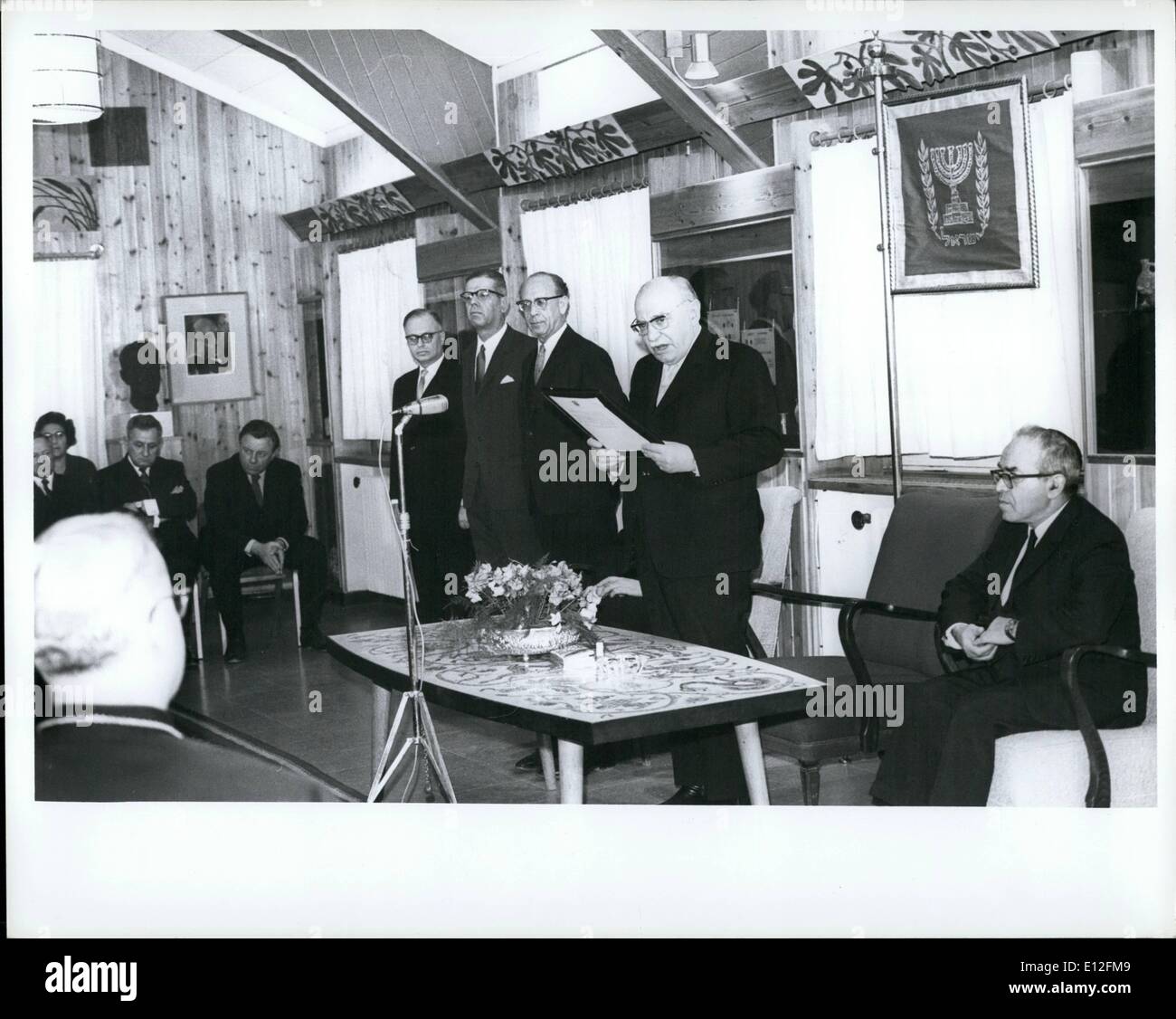 Gen 09, 2012 - Gerusalemme, Israele-- Presidente israeliano Zalman Shazar, con discorso in mano, saluta i leader cristiani dell'ex- arabo aree controllate per speciali per l'Anno Nuovo messaggio fro 1968. La cerimonia e il ricevimento ha avuto luogo a presidente del parlamento. Foto Stock