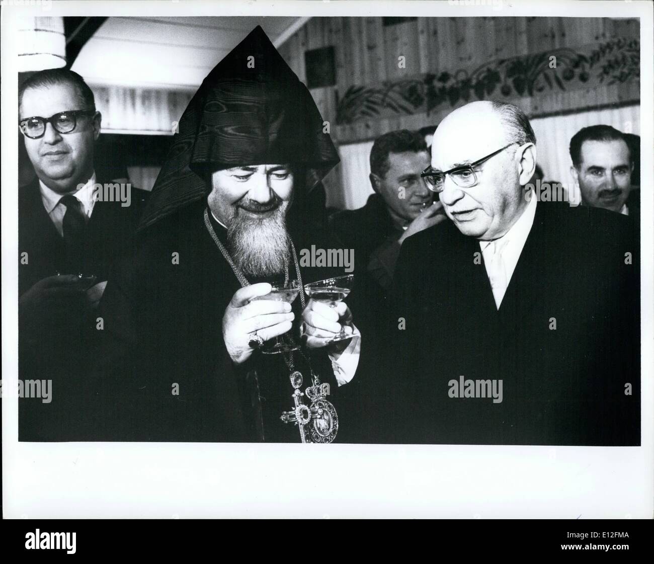 Gen 09, 2012 - Gerusalemme, Israele-- Presidente israeliano Zalman Shazar, destra, toast al 1968 anno nuovo, con la testa del Greco Foto Stock