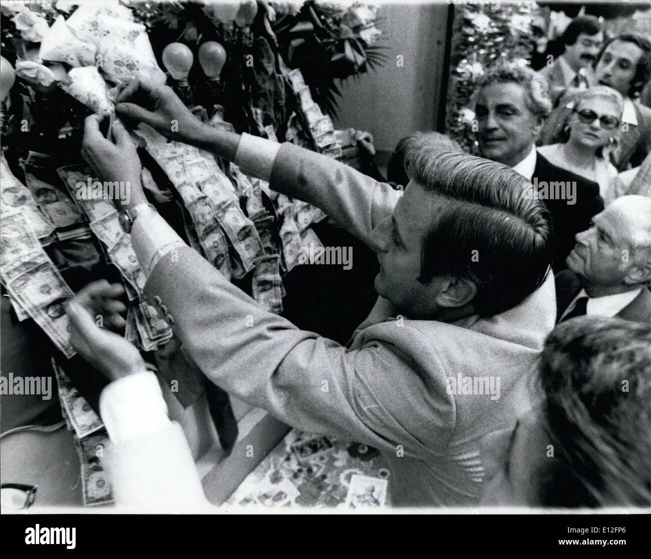 Gen 09, 2012 - Il senatore Walter Mondale propaganda elettorale con Abe fascio in NY Little Italy. pinning denaro per San Costanso la carità. Ott. 1976 Foto Stock