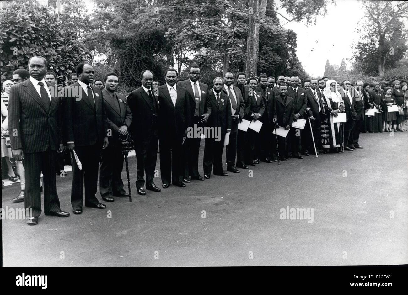 Gen 09, 2012 - Jomo Kenyatta i funerali a Nairobi: Il governo keniano del Presidente Daniel Arap Moi, estrema sinistra linee fino Foto Stock
