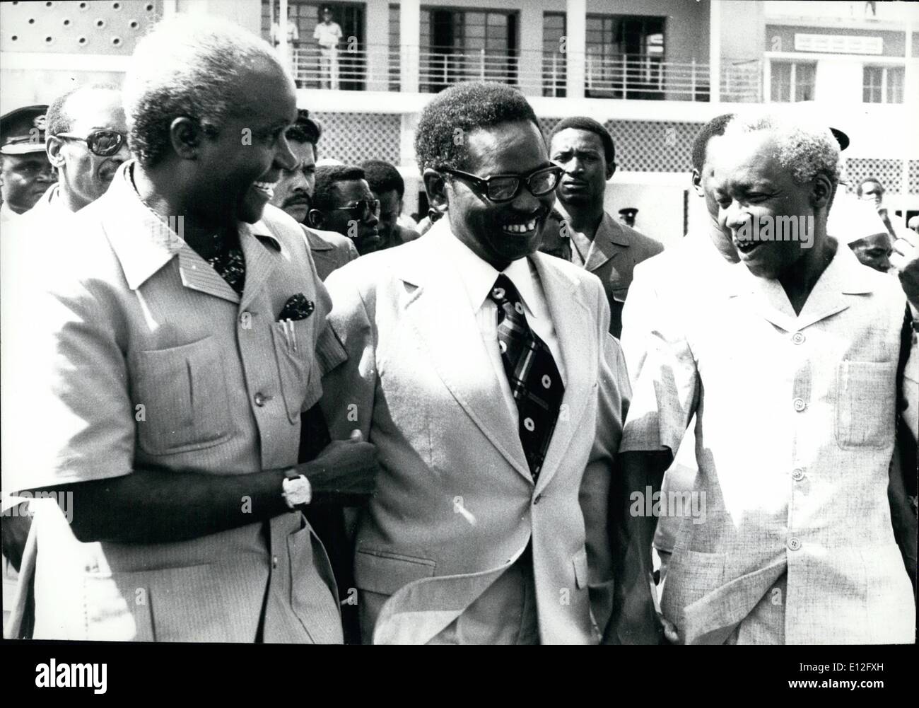 Gen 09, 2012 - Lusaka, Zambia Presidente dello Zambia Kenneth Kaunda saluta il presidente dell'Angola Agostinho Neto (centro) e Presidente Julius Nyerere della Tanzania durante le loro discussioni sul futuro della Rhodesia. Foto Stock