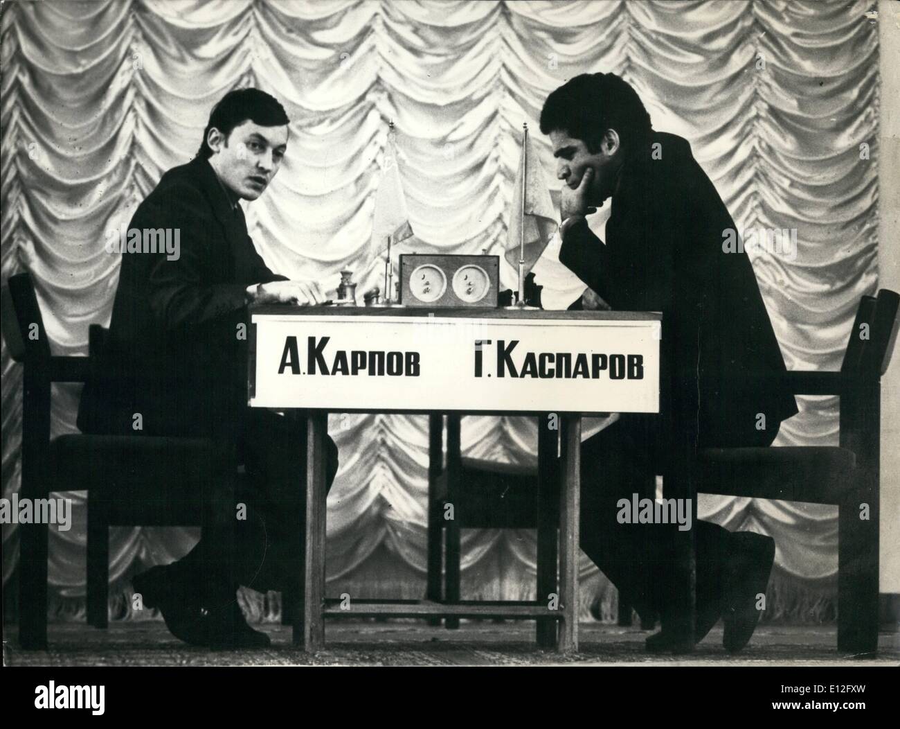 Gen 09, 2012 - Non contenuto in lingua inglese. La foto mostra da sinistra Anatoli Karpov Campione del Mondo di scacchi con il suo sfidante Garry Kasparov a Mosca durante la Wold campionati di scacchi. Foto Stock
